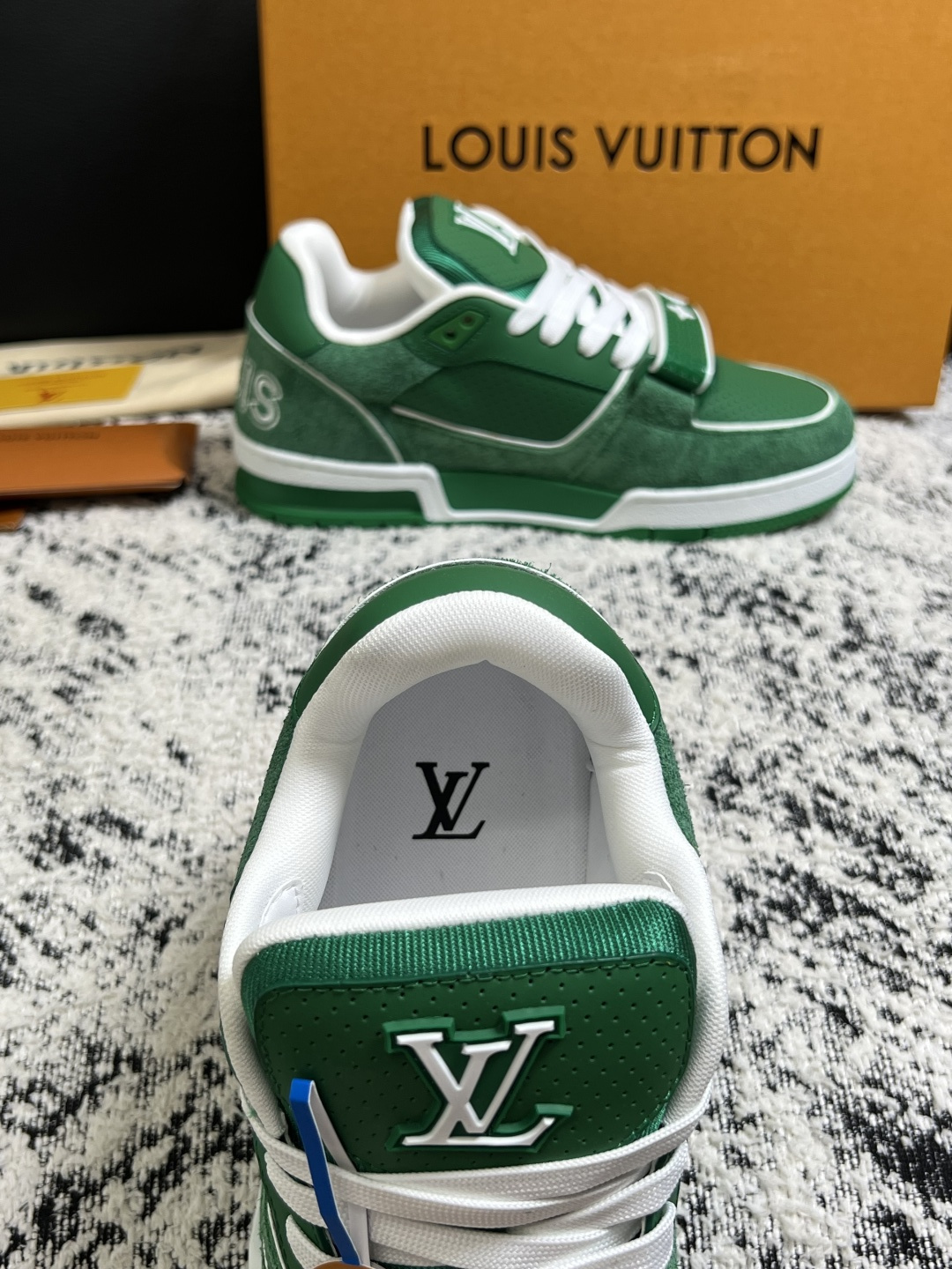 Lv  高品质  顶级工艺品  路易威登，专柜同步原厂配置，鞋面意大利进口，高品质拼接缤纷色彩复杂工艺品，进口牛皮里垫柔