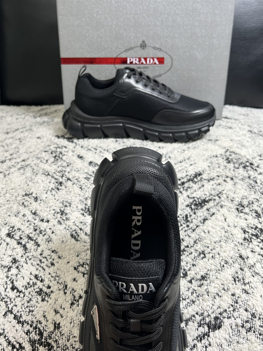 Prada  顶级工艺品，普拉达 专柜同步，原厂配置意大利进口牛皮面料，进口牛皮内里垫，透气舒适，鞋底：原厂特供原版底，