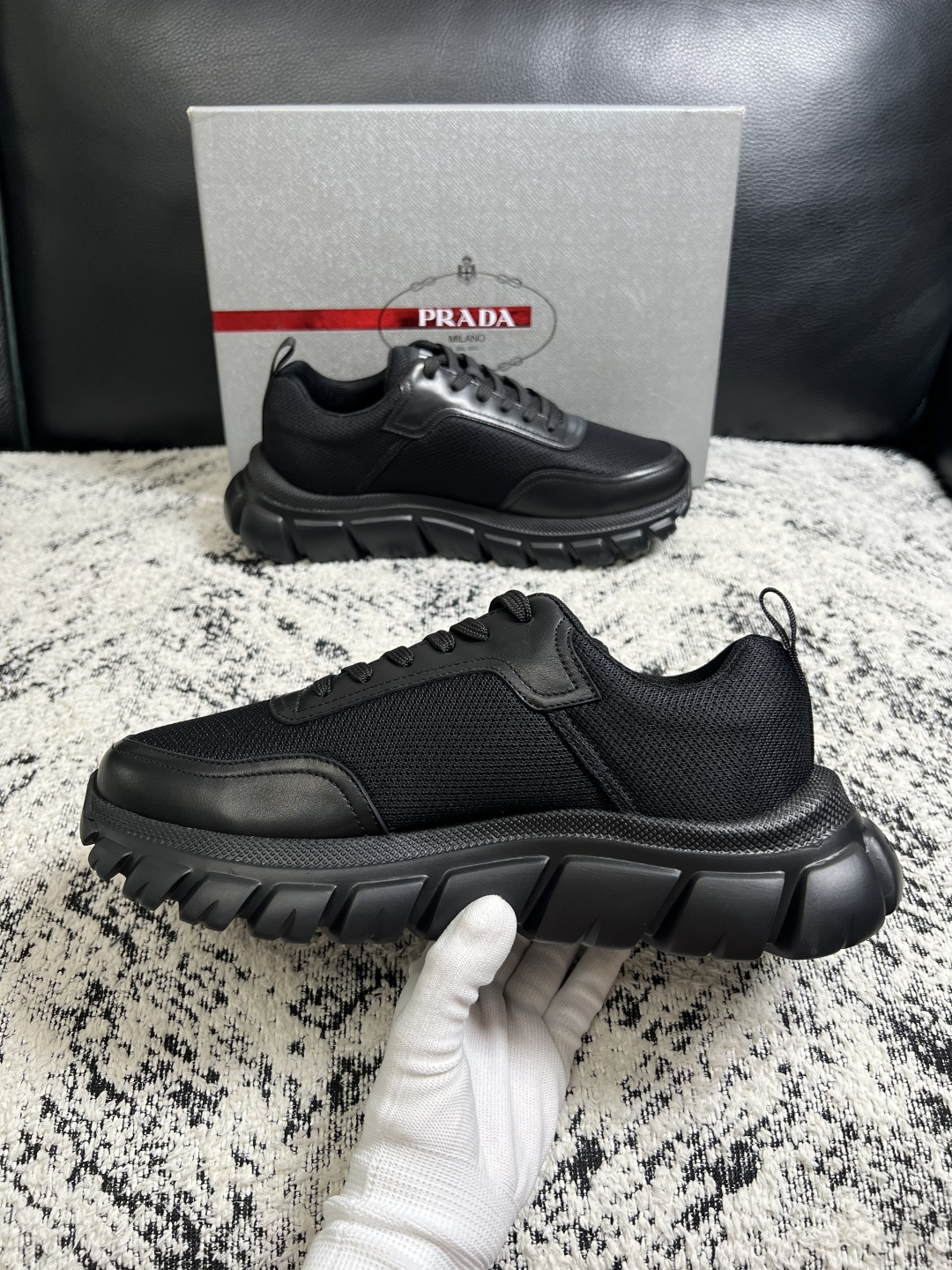 Prada  顶级工艺品，普拉达 专柜同步，原厂配置意大利进口牛皮面料，进口牛皮内里垫，透气舒适，鞋底：原厂特供原版底，