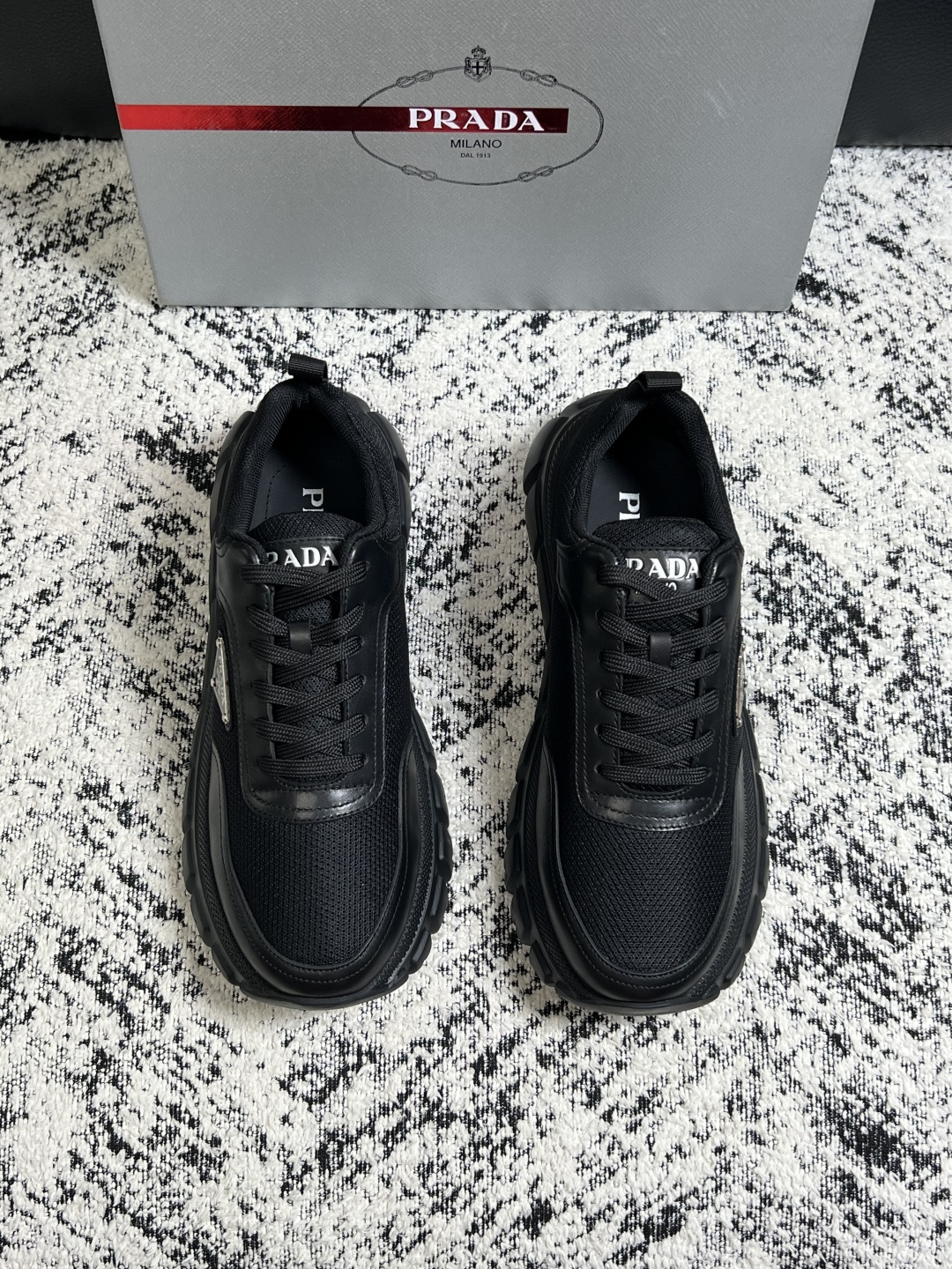 Prada  顶级工艺品，普拉达 专柜同步，原厂配置意大利进口牛皮面料，进口牛皮内里垫，透气舒适，鞋底：原厂特供原版底，