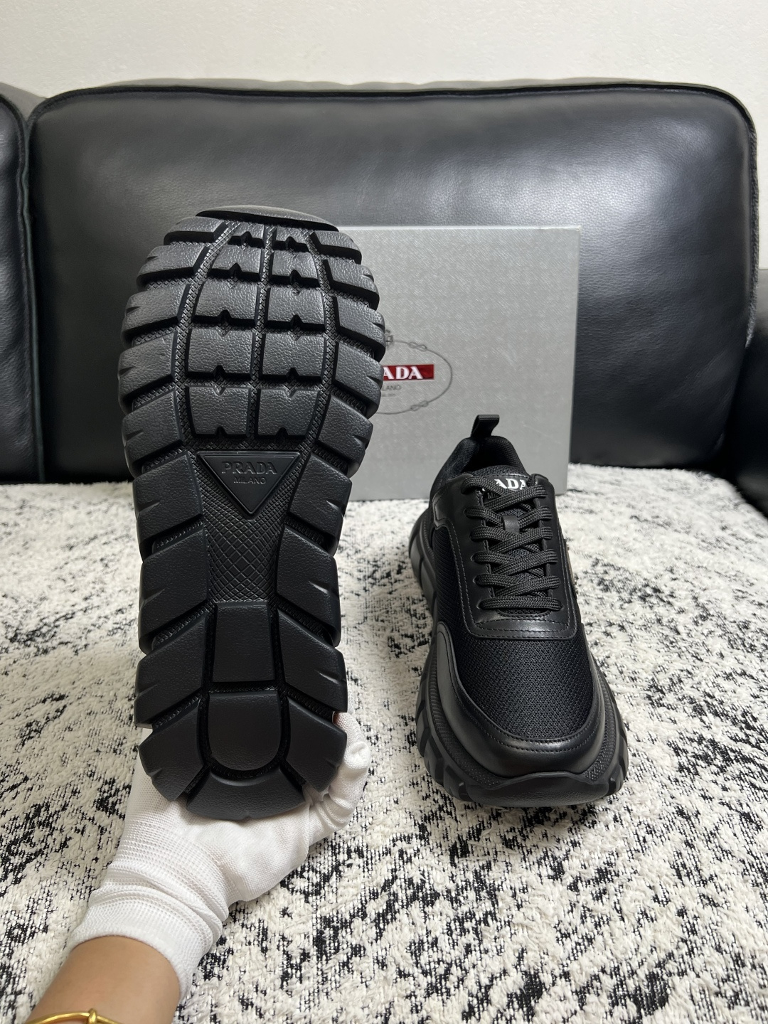 Prada  顶级工艺品，普拉达 专柜同步，原厂配置意大利进口牛皮面料，进口牛皮内里垫，透气舒适，鞋底：原厂特供原版底，