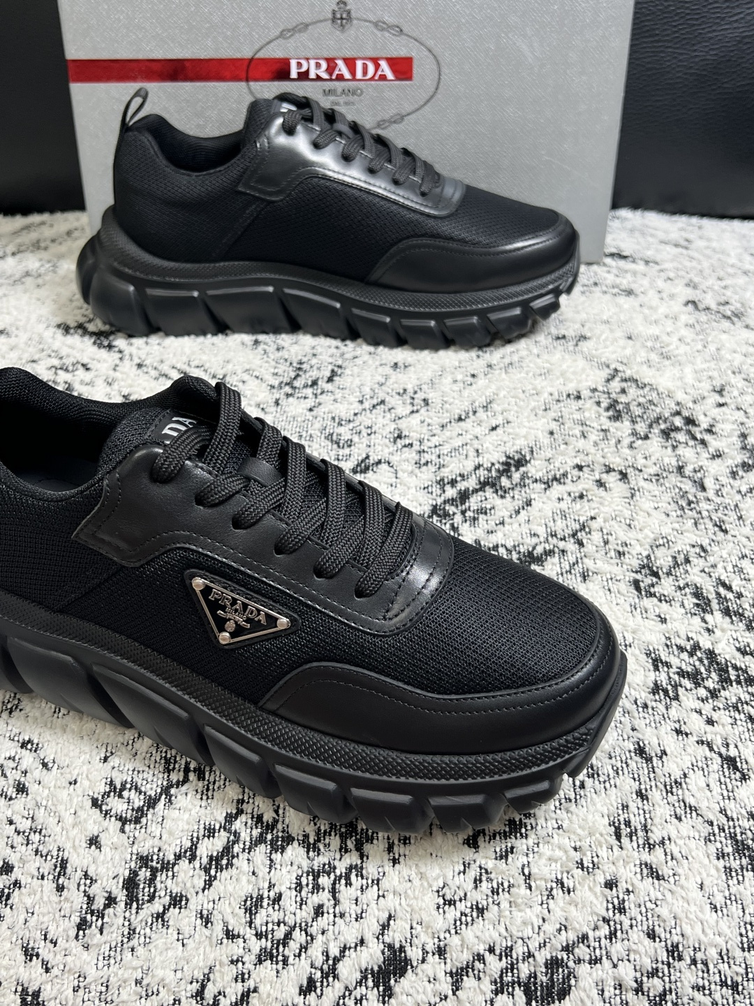 Prada  顶级工艺品，普拉达 专柜同步，原厂配置意大利进口牛皮面料，进口牛皮内里垫，透气舒适，鞋底：原厂特供原版底，