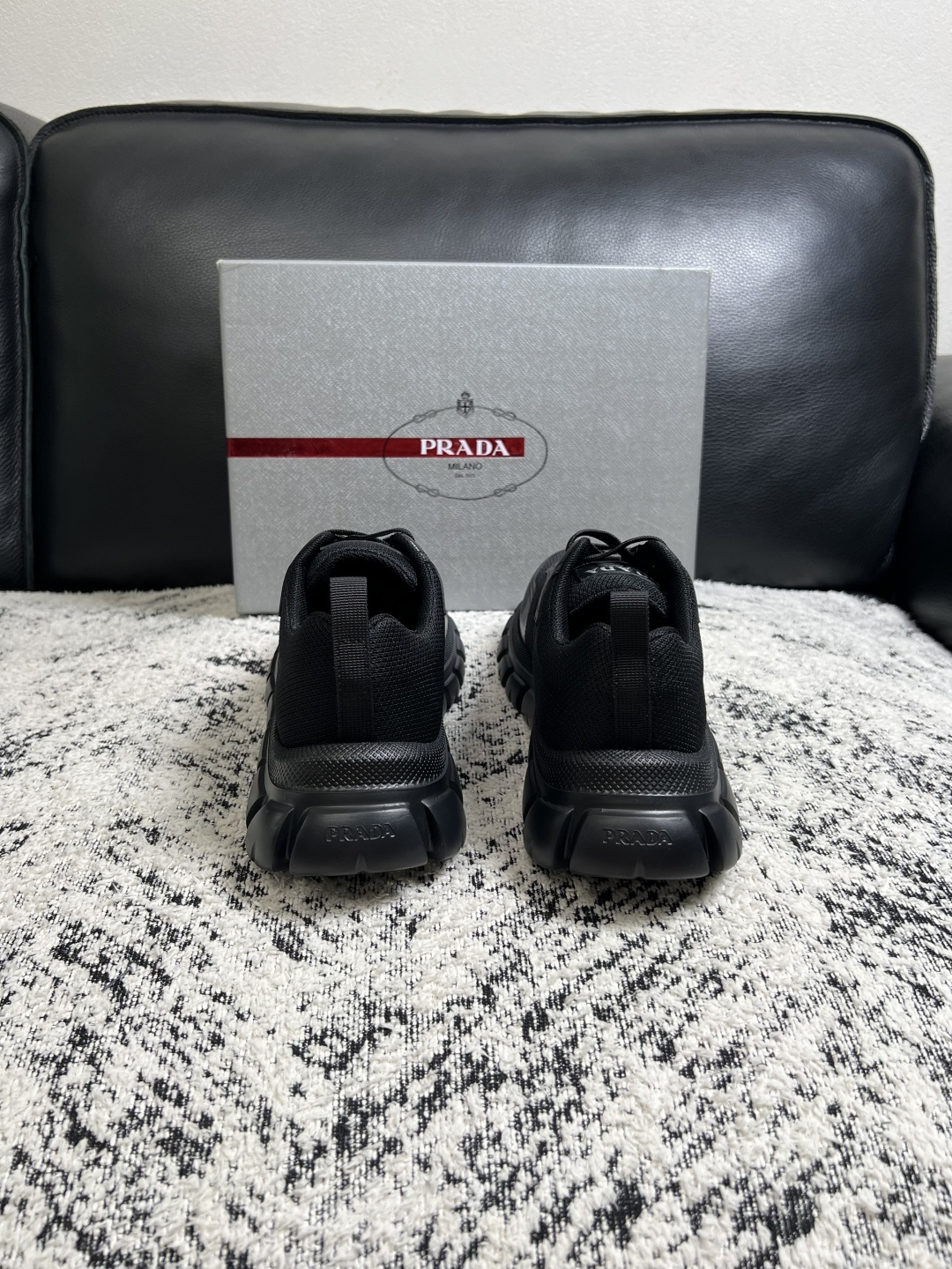 Prada  顶级工艺品，普拉达 专柜同步，原厂配置意大利进口牛皮面料，进口牛皮内里垫，透气舒适，鞋底：原厂特供原版底，