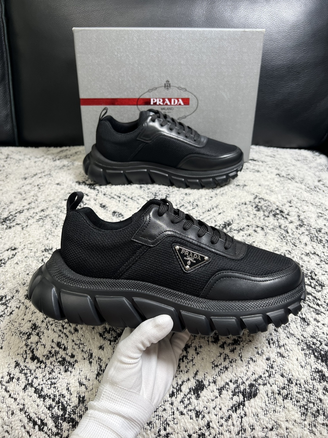 Prada  顶级工艺品，普拉达 专柜同步，原厂配置意大利进口牛皮面料，进口牛皮内里垫，透气舒适，鞋底：原厂特供原版底，