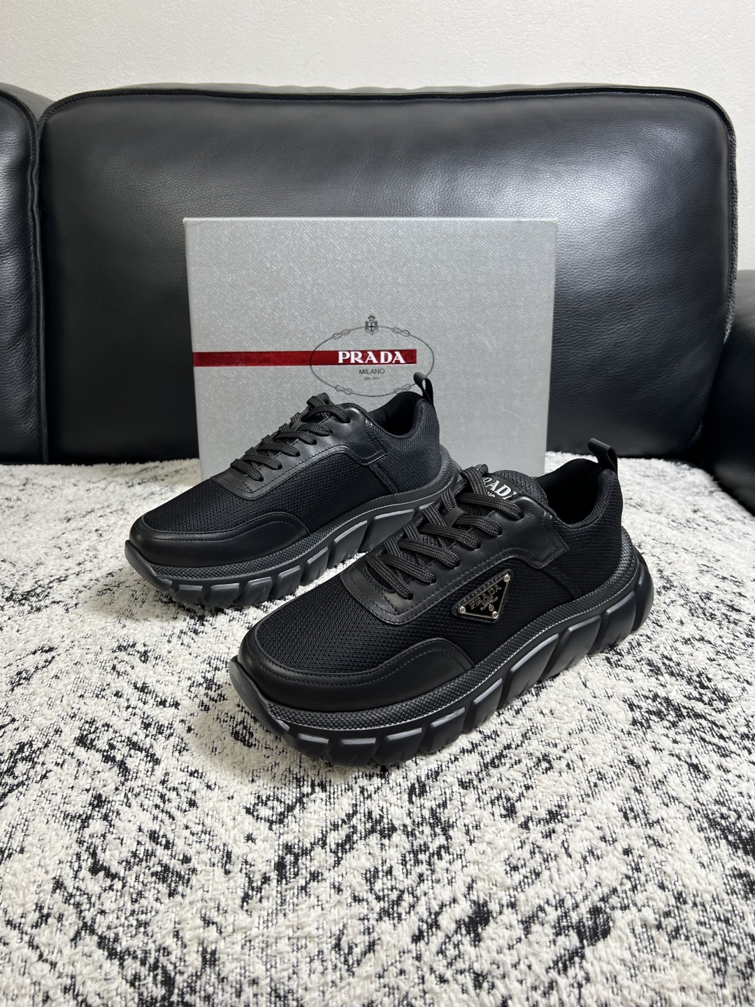 Prada  顶级工艺品，普拉达 专柜同步，原厂配置意大利进口牛皮面料，进口牛皮内里垫，透气舒适，鞋底：原厂特供原版底，