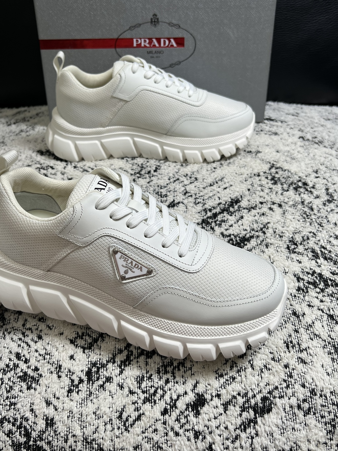 Prada  顶级工艺品，普拉达 专柜同步，原厂配置意大利进口牛皮面料，进口牛皮内里垫，透气舒适，鞋底：原厂特供原版底，