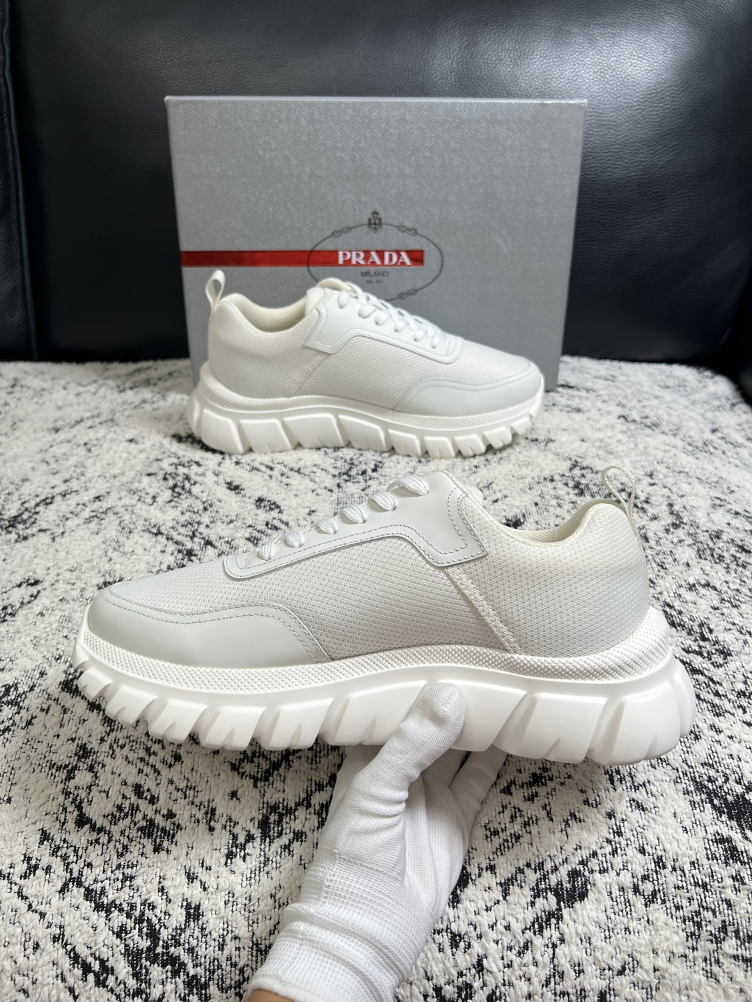 Prada  顶级工艺品，普拉达 专柜同步，原厂配置意大利进口牛皮面料，进口牛皮内里垫，透气舒适，鞋底：原厂特供原版底，