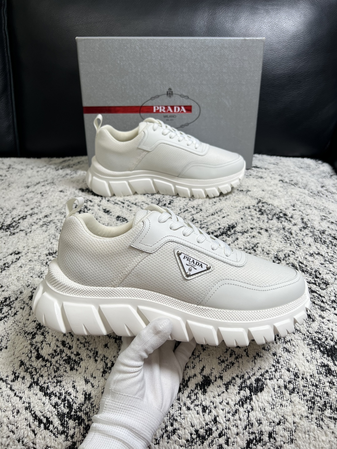 Prada  顶级工艺品，普拉达 专柜同步，原厂配置意大利进口牛皮面料，进口牛皮内里垫，透气舒适，鞋底：原厂特供原版底，