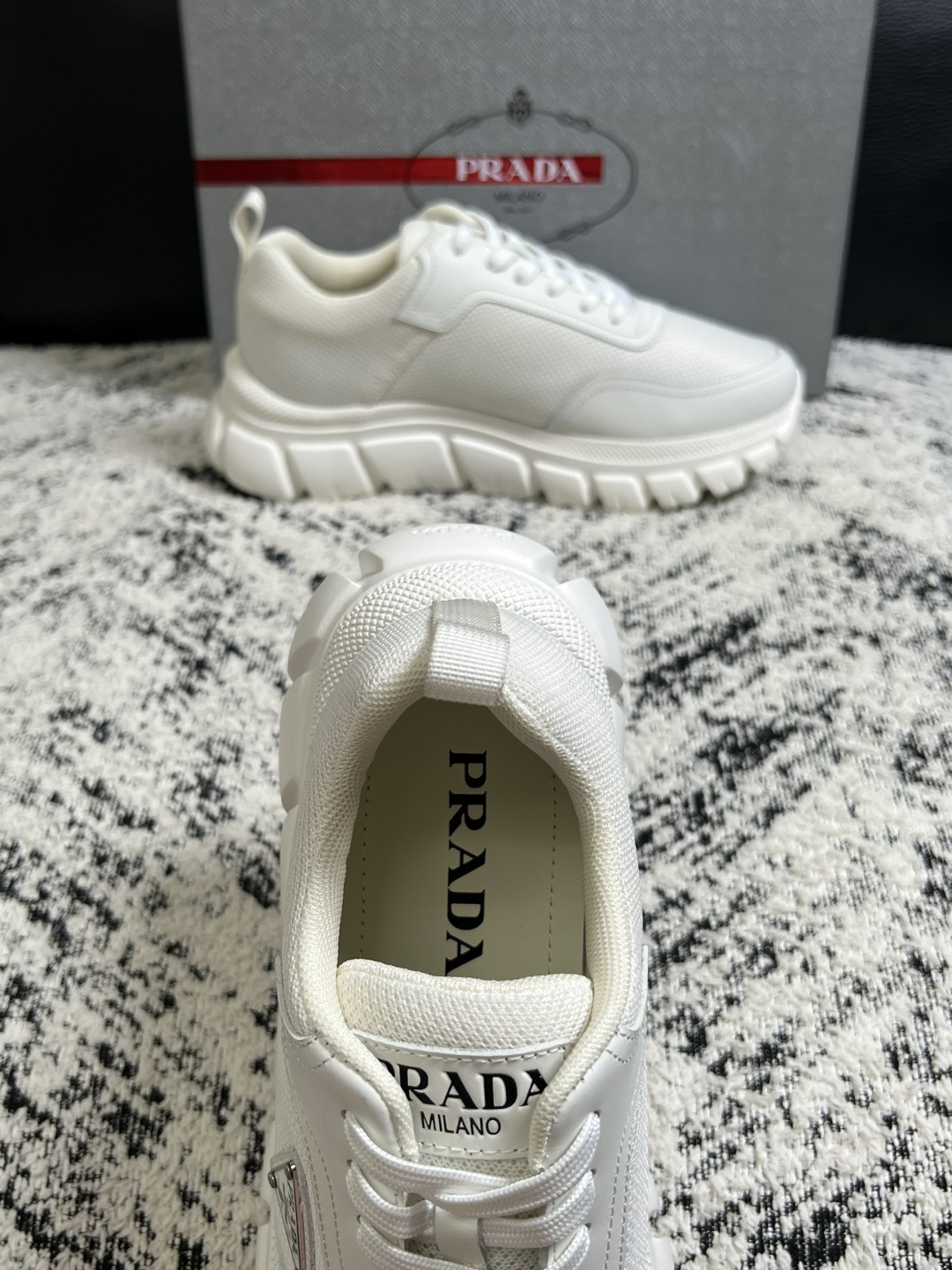 Prada  顶级工艺品，普拉达 专柜同步，原厂配置意大利进口牛皮面料，进口牛皮内里垫，透气舒适，鞋底：原厂特供原版底，