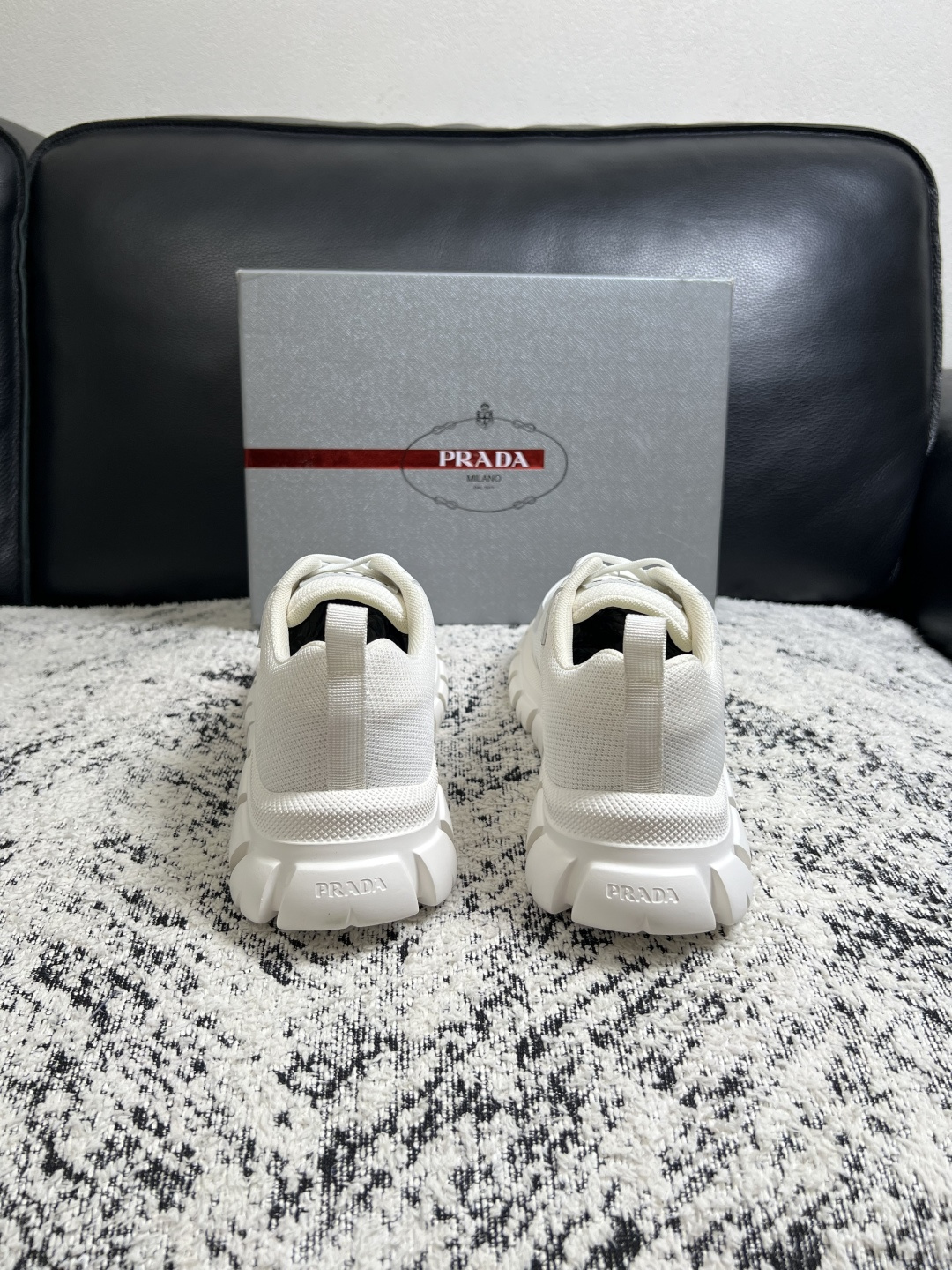 Prada  顶级工艺品，普拉达 专柜同步，原厂配置意大利进口牛皮面料，进口牛皮内里垫，透气舒适，鞋底：原厂特供原版底，