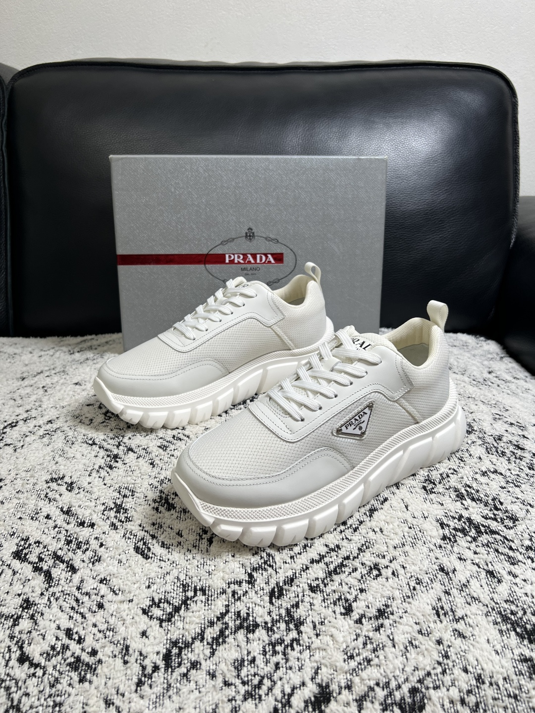 Prada  顶级工艺品，普拉达 专柜同步，原厂配置意大利进口牛皮面料，进口牛皮内里垫，透气舒适，鞋底：原厂特供原版底，