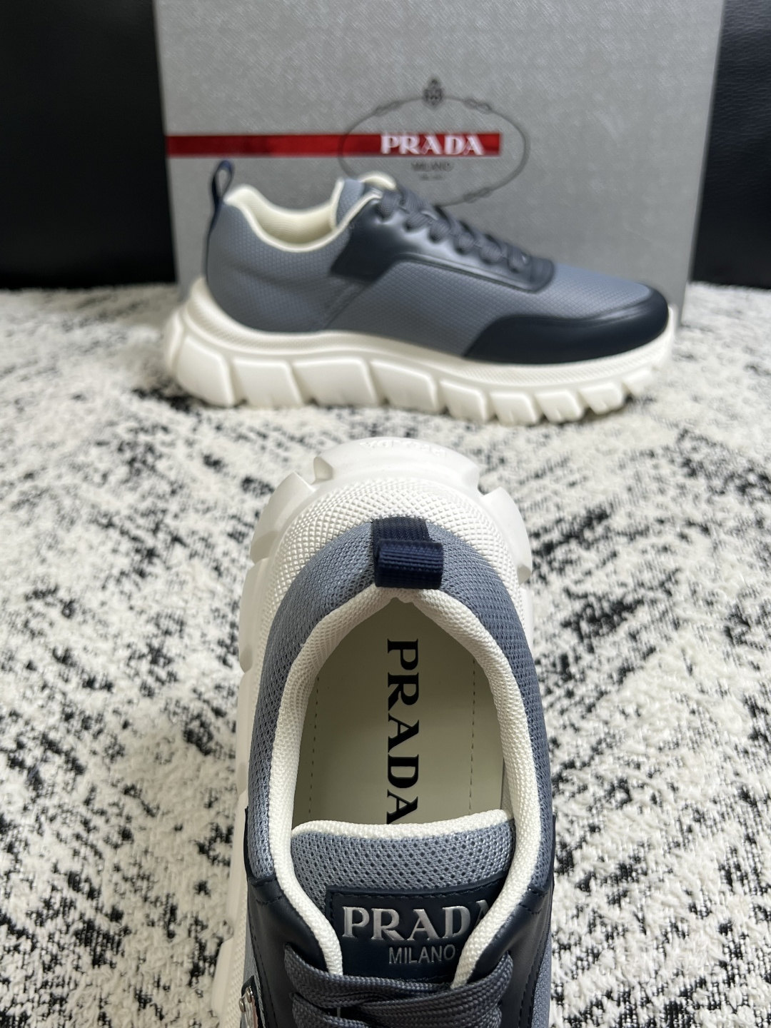 Prada  顶级工艺品，普拉达 专柜同步，原厂配置意大利进口牛皮面料，进口牛皮内里垫，透气舒适，鞋底：原厂特供原版底，