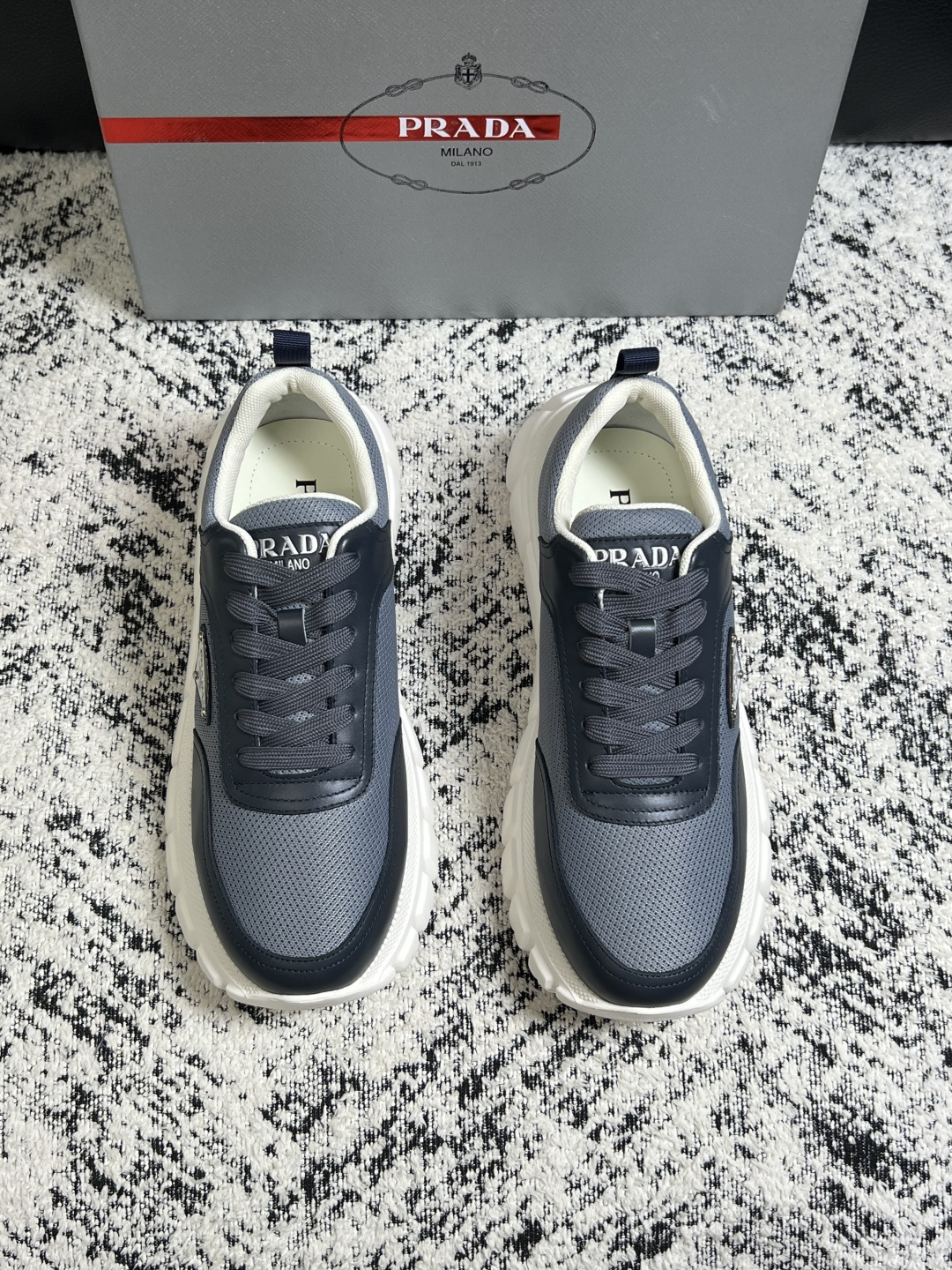 Prada  顶级工艺品，普拉达 专柜同步，原厂配置意大利进口牛皮面料，进口牛皮内里垫，透气舒适，鞋底：原厂特供原版底，