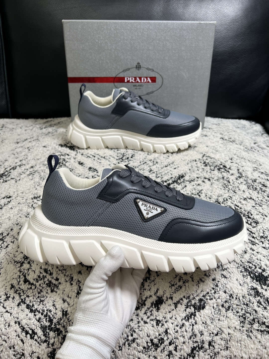 Prada  顶级工艺品，普拉达 专柜同步，原厂配置意大利进口牛皮面料，进口牛皮内里垫，透气舒适，鞋底：原厂特供原版底，