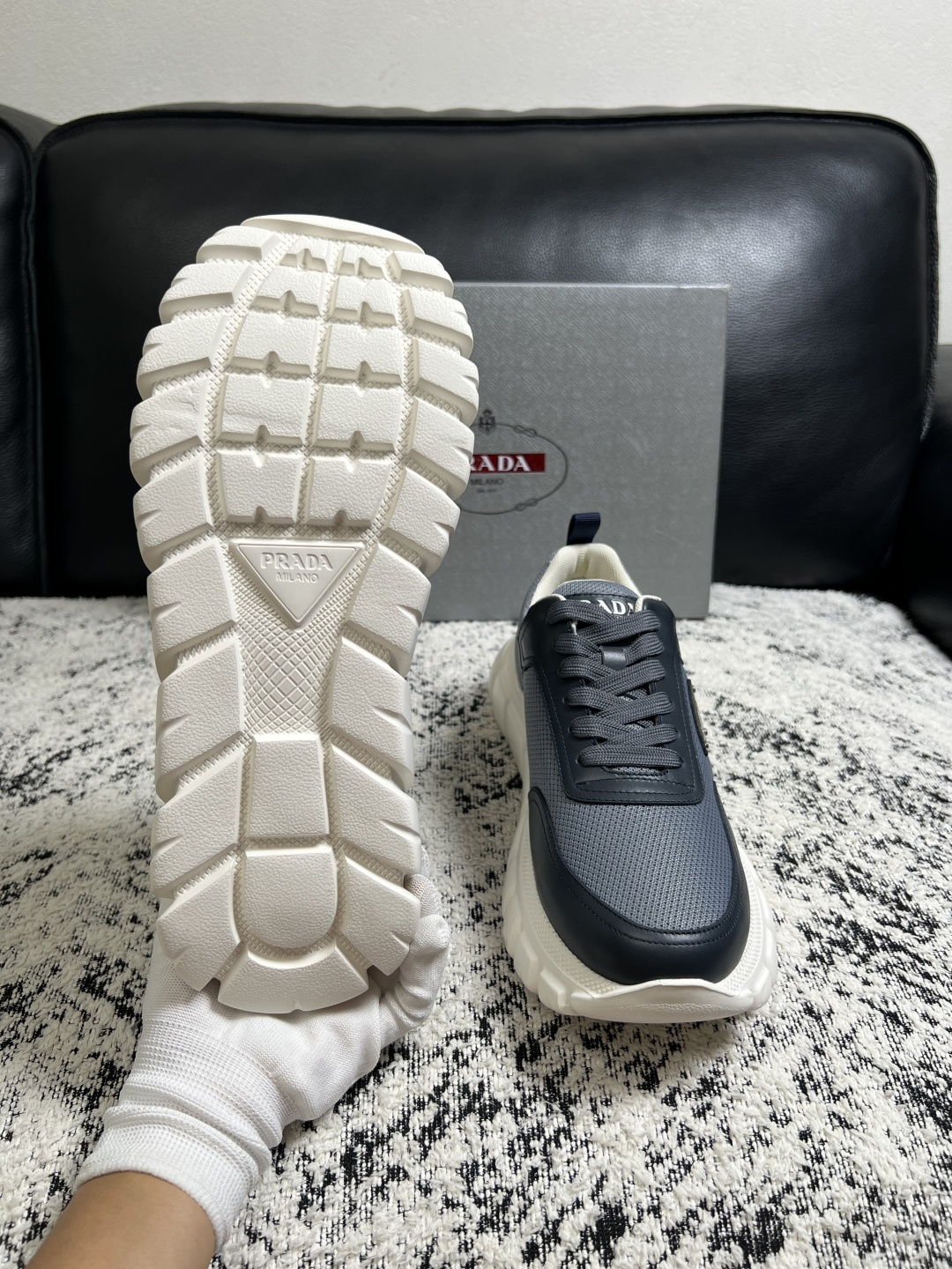 Prada  顶级工艺品，普拉达 专柜同步，原厂配置意大利进口牛皮面料，进口牛皮内里垫，透气舒适，鞋底：原厂特供原版底，