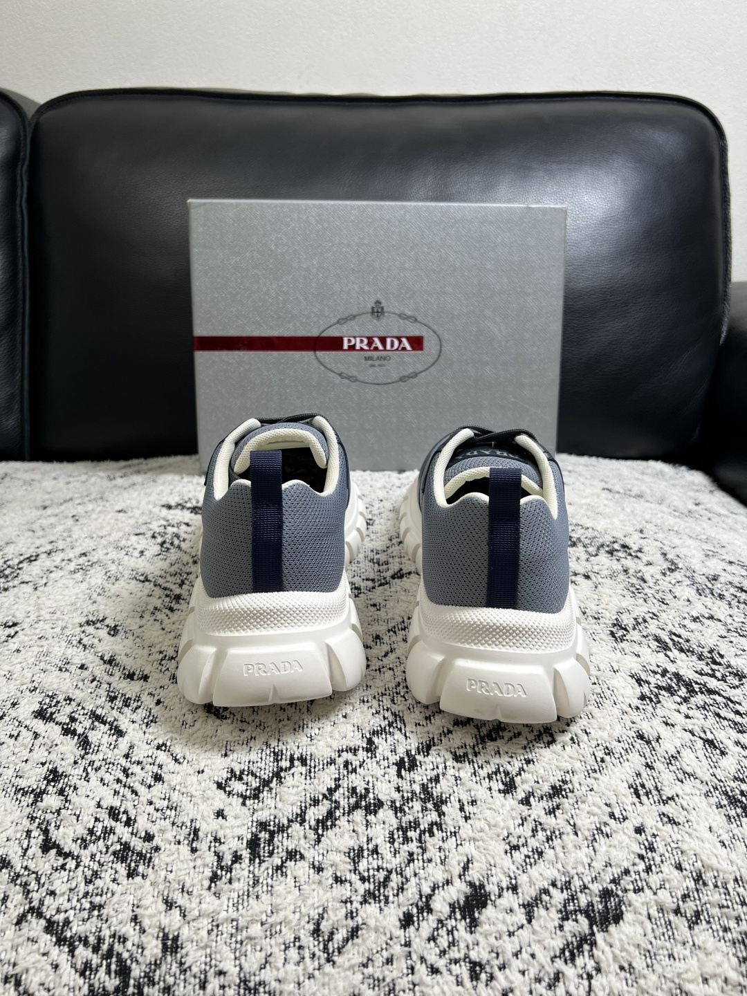 Prada  顶级工艺品，普拉达 专柜同步，原厂配置意大利进口牛皮面料，进口牛皮内里垫，透气舒适，鞋底：原厂特供原版底，