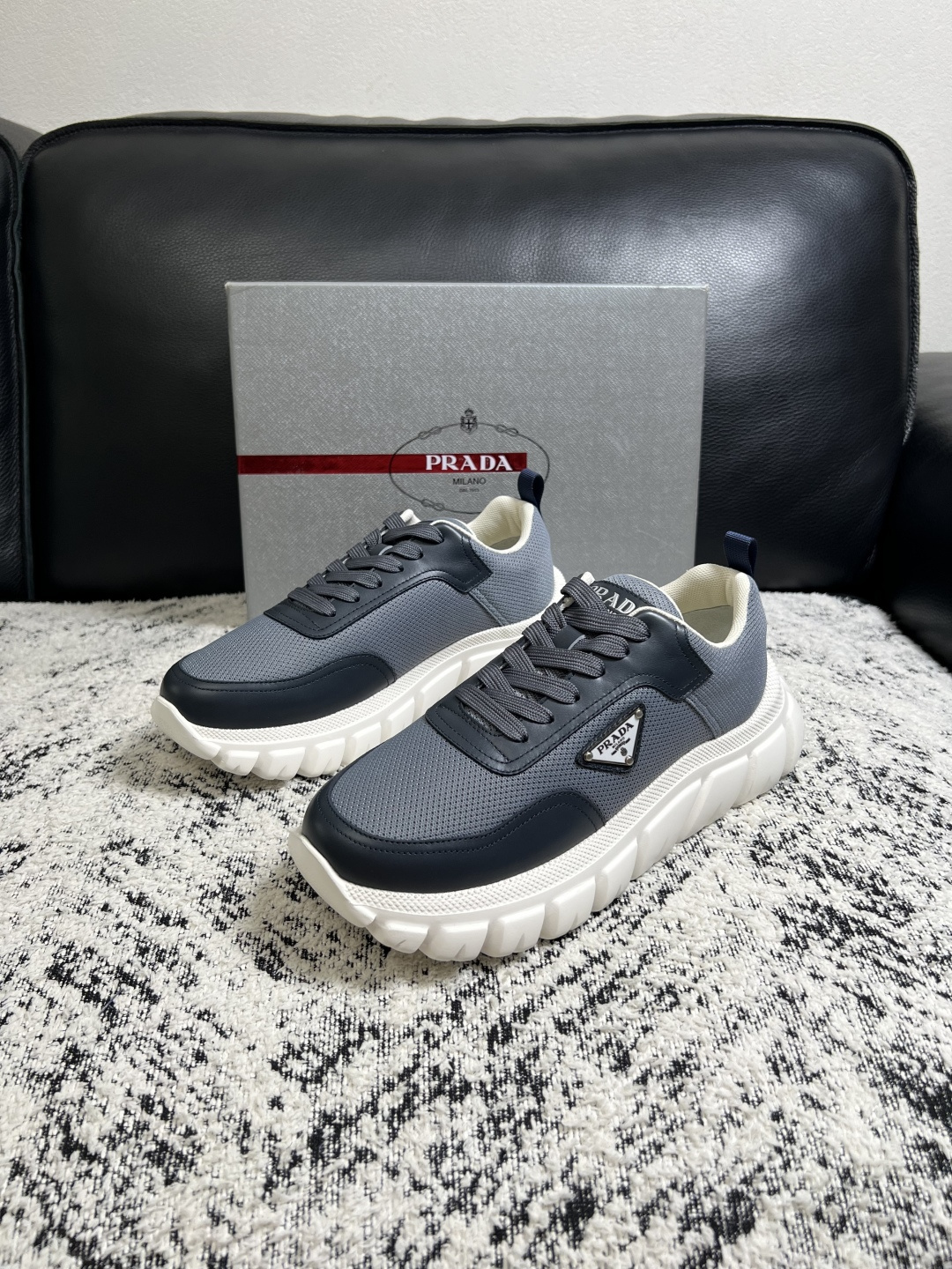 Prada  顶级工艺品，普拉达 专柜同步，原厂配置意大利进口牛皮面料，进口牛皮内里垫，透气舒适，鞋底：原厂特供原版底，