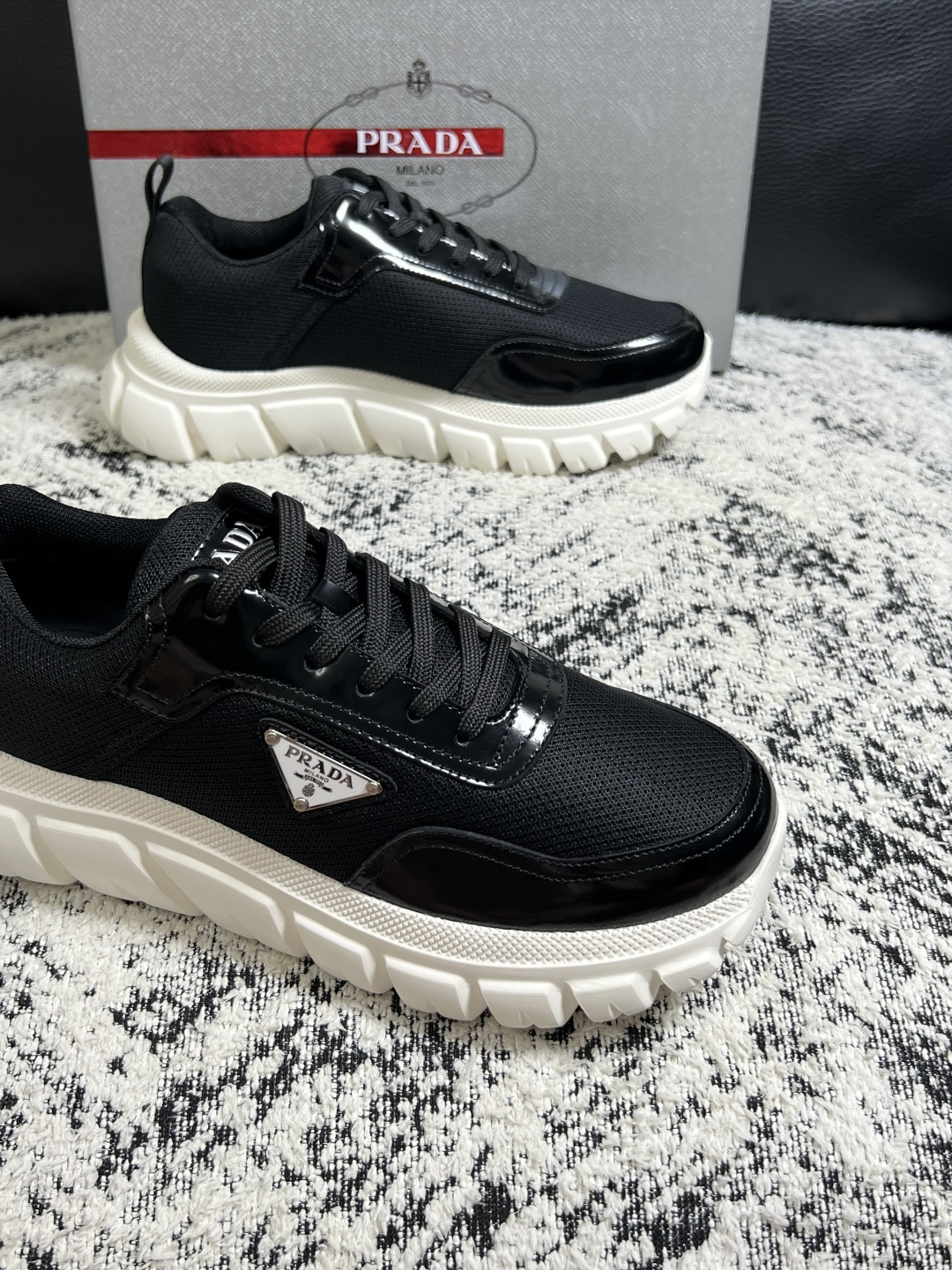 Prada  顶级工艺品，普拉达 专柜同步，原厂配置意大利进口牛皮面料，进口牛皮内里垫，透气舒适，鞋底：原厂特供原版底，