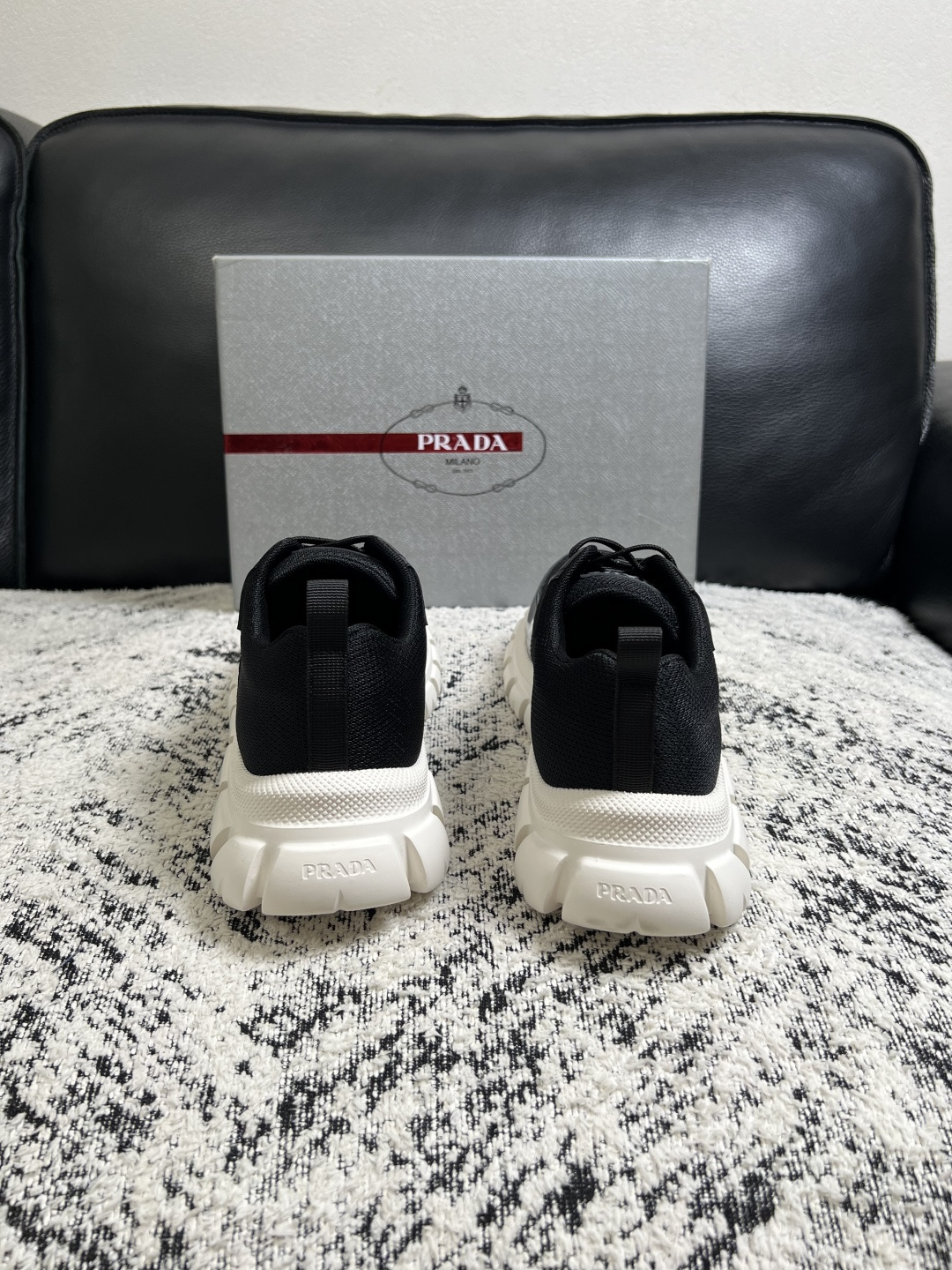 Prada  顶级工艺品，普拉达 专柜同步，原厂配置意大利进口牛皮面料，进口牛皮内里垫，透气舒适，鞋底：原厂特供原版底，