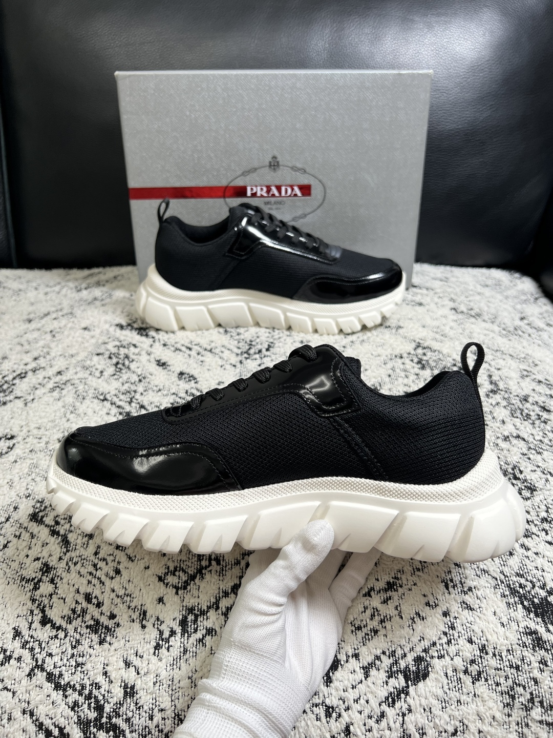 Prada  顶级工艺品，普拉达 专柜同步，原厂配置意大利进口牛皮面料，进口牛皮内里垫，透气舒适，鞋底：原厂特供原版底，