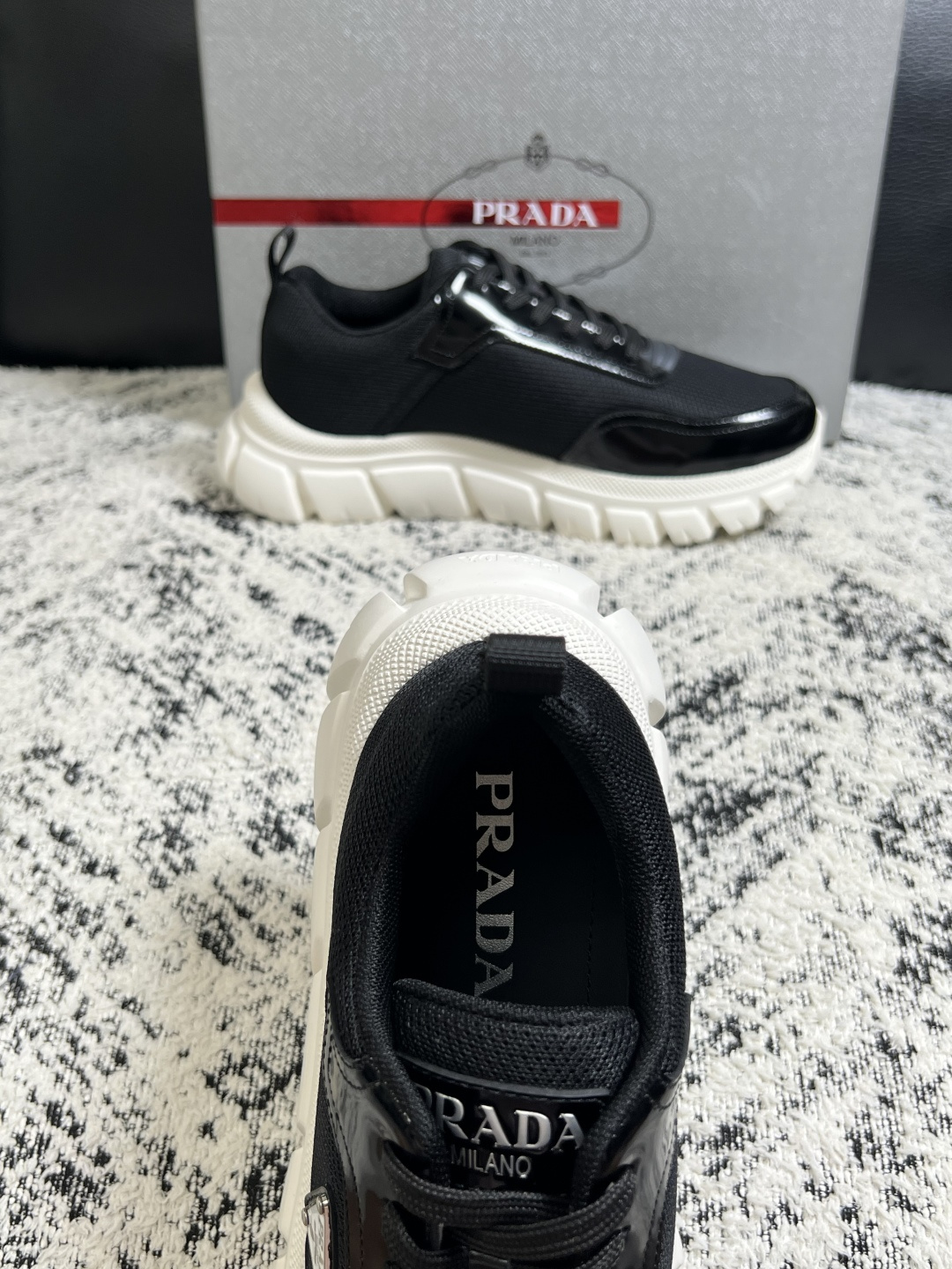 Prada  顶级工艺品，普拉达 专柜同步，原厂配置意大利进口牛皮面料，进口牛皮内里垫，透气舒适，鞋底：原厂特供原版底，
