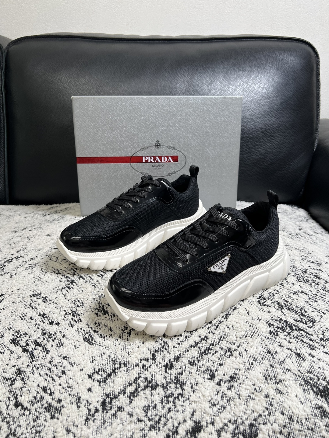Prada  顶级工艺品，普拉达 专柜同步，原厂配置意大利进口牛皮面料，进口牛皮内里垫，透气舒适，鞋底：原厂特供原版底，