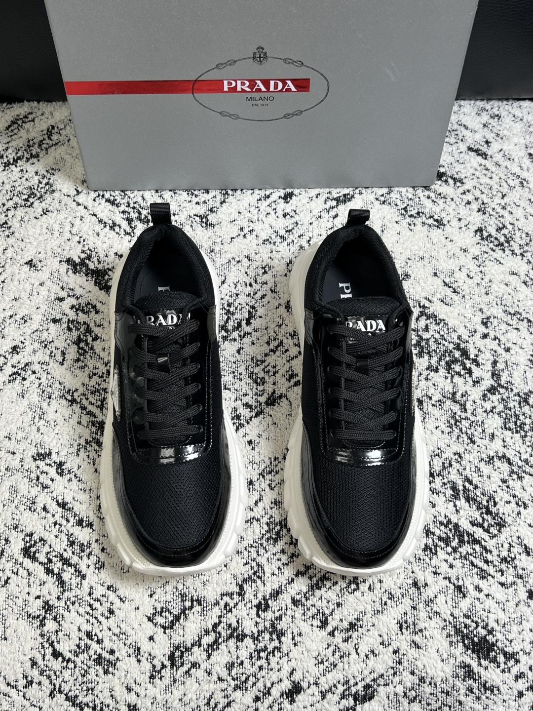 Prada  顶级工艺品，普拉达 专柜同步，原厂配置意大利进口牛皮面料，进口牛皮内里垫，透气舒适，鞋底：原厂特供原版底，