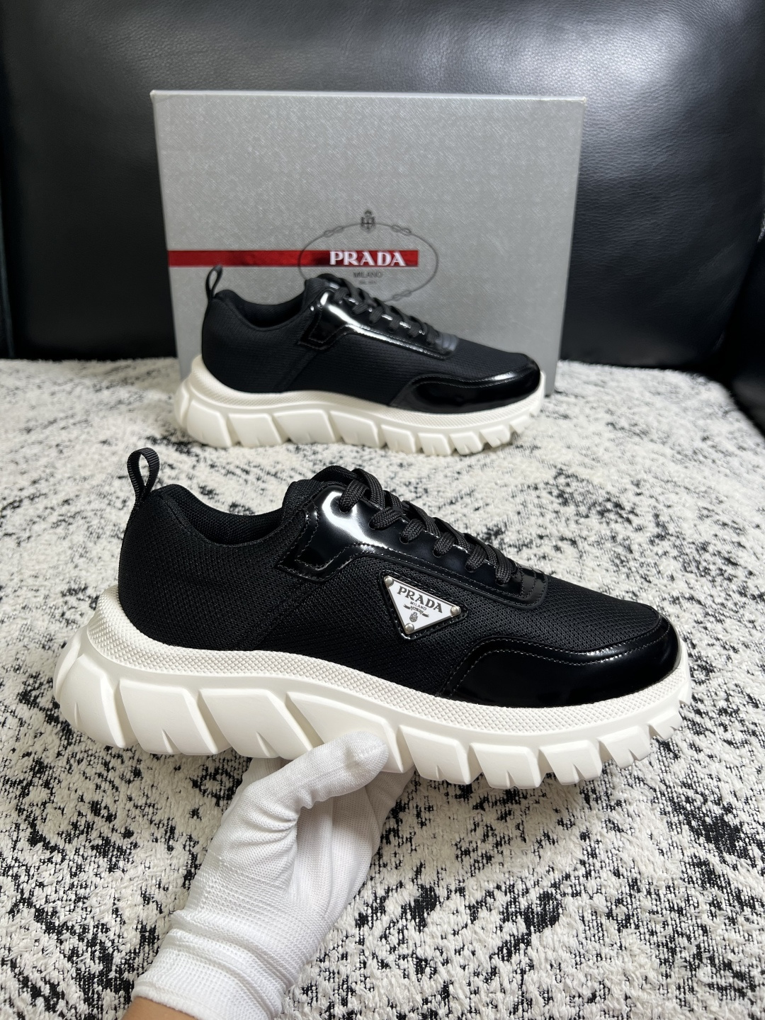 Prada  顶级工艺品，普拉达 专柜同步，原厂配置意大利进口牛皮面料，进口牛皮内里垫，透气舒适，鞋底：原厂特供原版底，