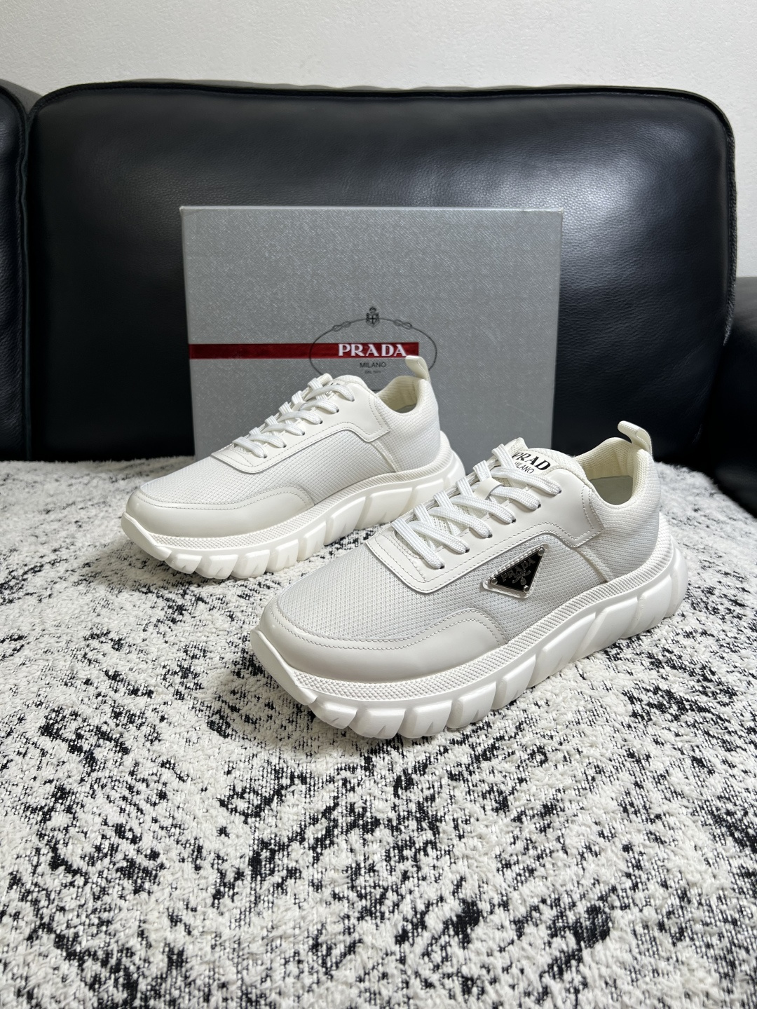 Prada  顶级工艺品，普拉达 专柜同步，原厂配置意大利进口牛皮面料，进口牛皮内里垫，透气舒适，鞋底：原厂特供原版底，