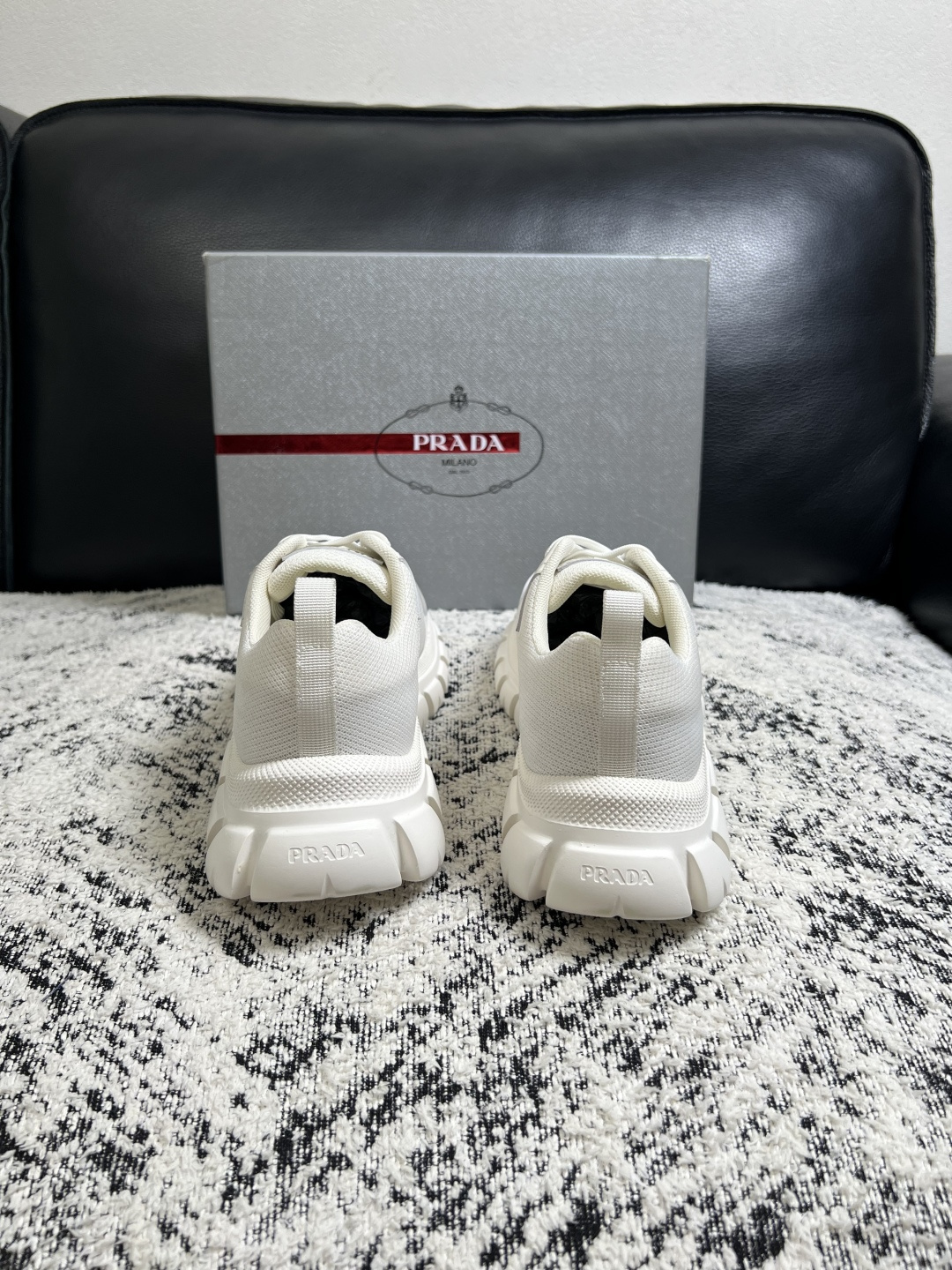 Prada  顶级工艺品，普拉达 专柜同步，原厂配置意大利进口牛皮面料，进口牛皮内里垫，透气舒适，鞋底：原厂特供原版底，