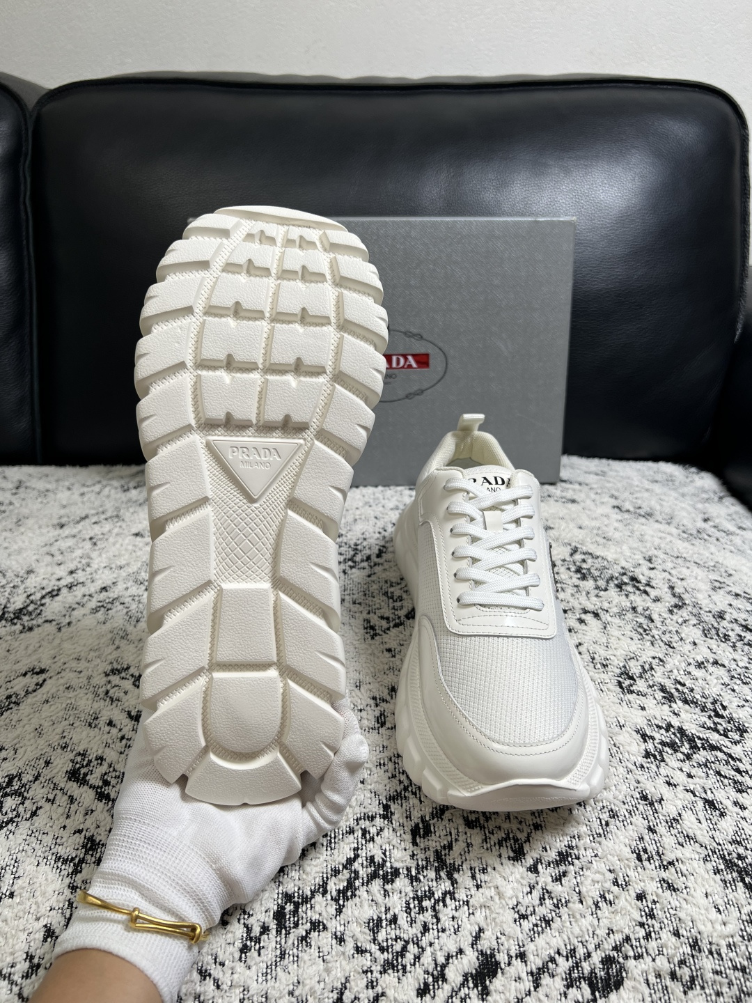 Prada  顶级工艺品，普拉达 专柜同步，原厂配置意大利进口牛皮面料，进口牛皮内里垫，透气舒适，鞋底：原厂特供原版底，