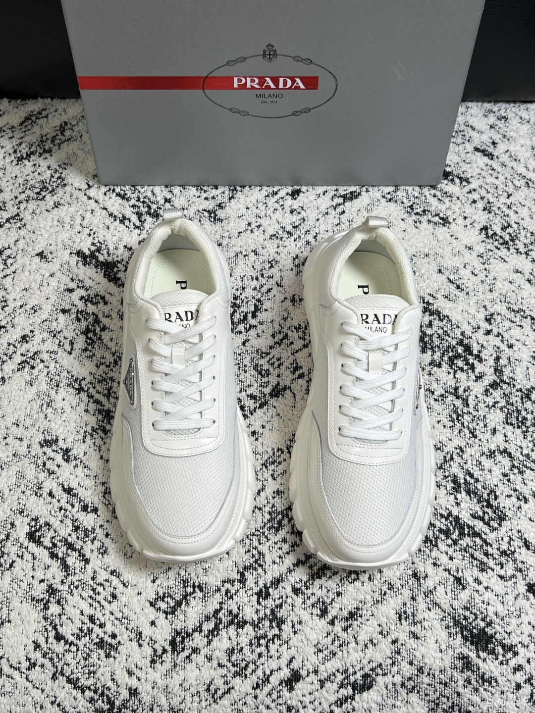 Prada  顶级工艺品，普拉达 专柜同步，原厂配置意大利进口牛皮面料，进口牛皮内里垫，透气舒适，鞋底：原厂特供原版底，