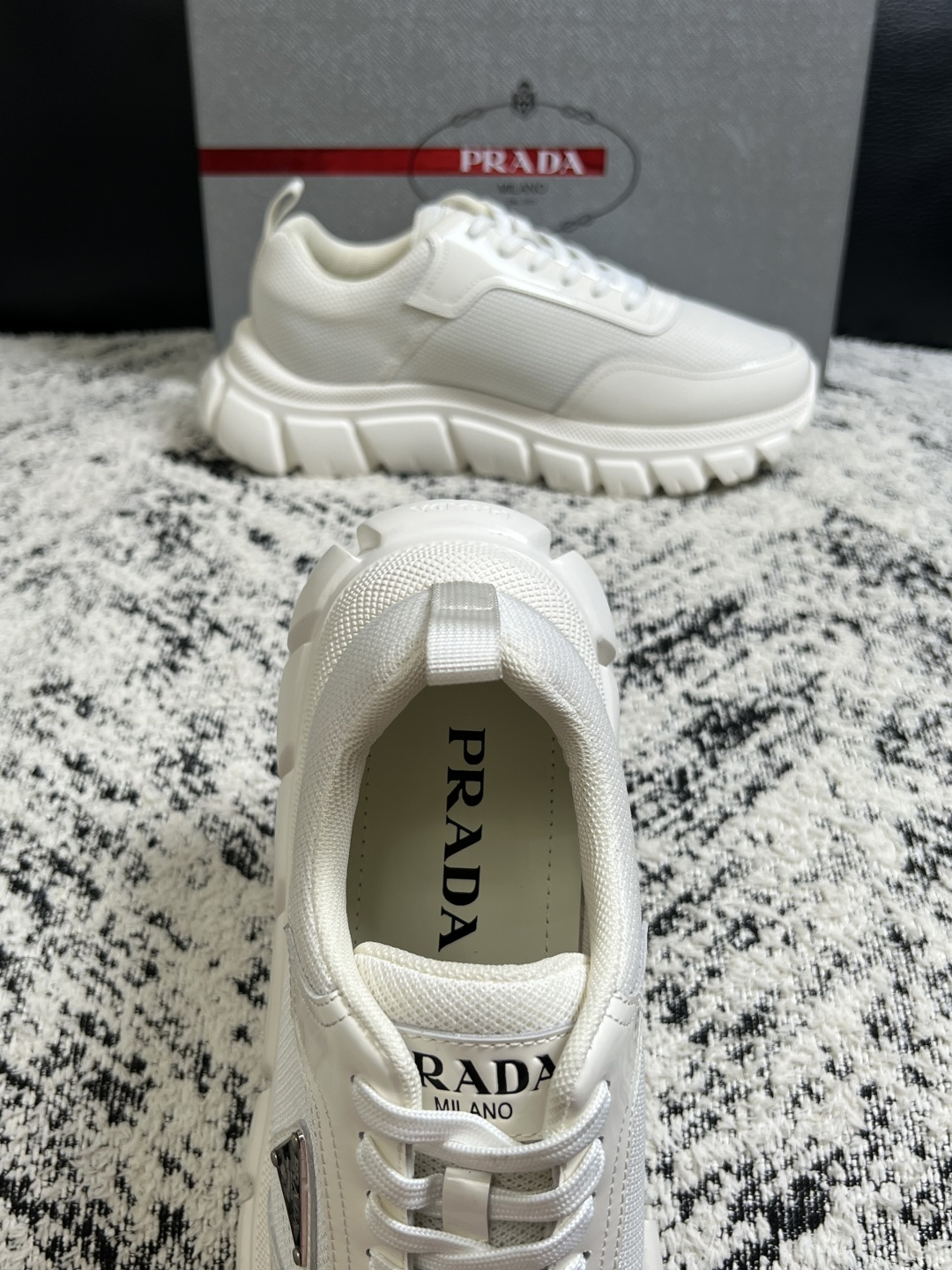 Prada  顶级工艺品，普拉达 专柜同步，原厂配置意大利进口牛皮面料，进口牛皮内里垫，透气舒适，鞋底：原厂特供原版底，