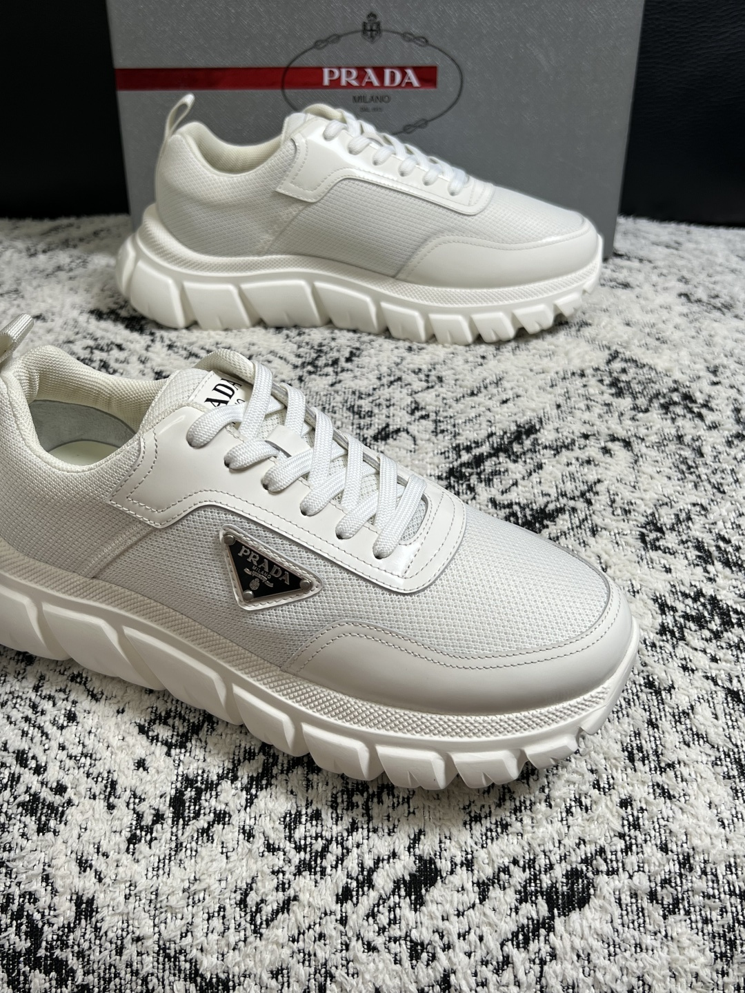Prada  顶级工艺品，普拉达 专柜同步，原厂配置意大利进口牛皮面料，进口牛皮内里垫，透气舒适，鞋底：原厂特供原版底，