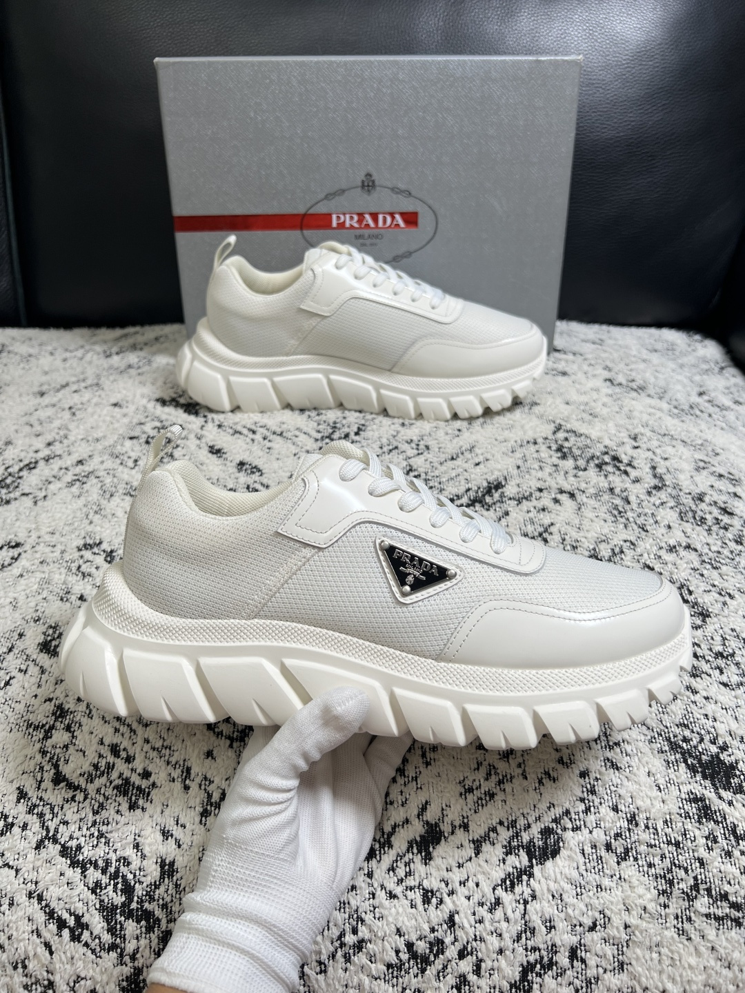 Prada  顶级工艺品，普拉达 专柜同步，原厂配置意大利进口牛皮面料，进口牛皮内里垫，透气舒适，鞋底：原厂特供原版底，