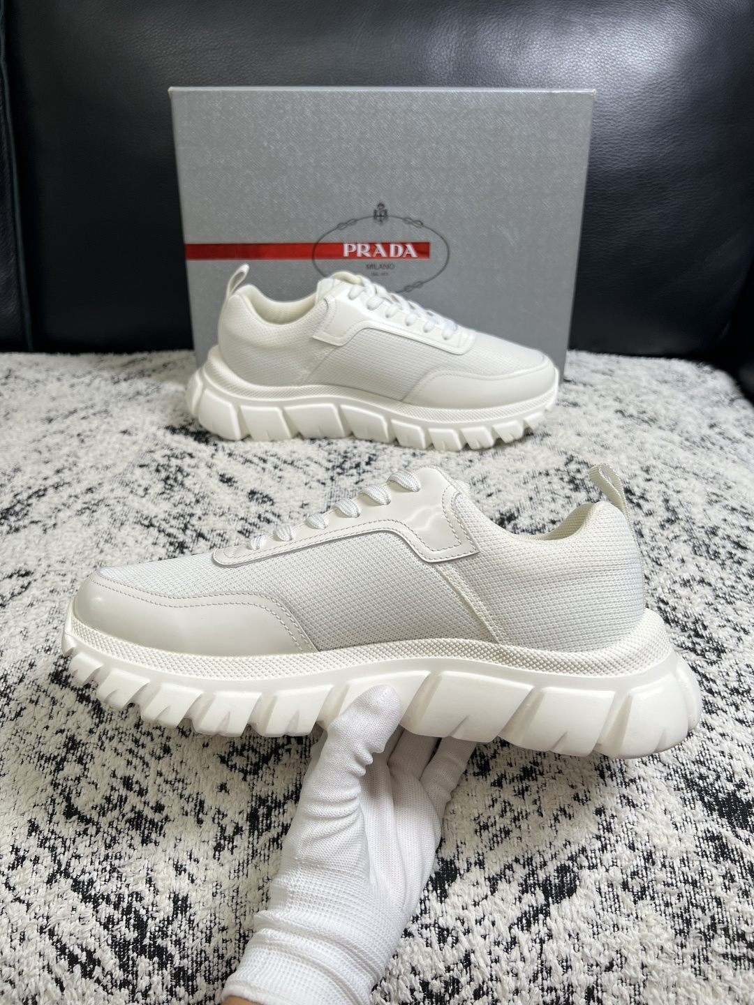 Prada  顶级工艺品，普拉达 专柜同步，原厂配置意大利进口牛皮面料，进口牛皮内里垫，透气舒适，鞋底：原厂特供原版底，