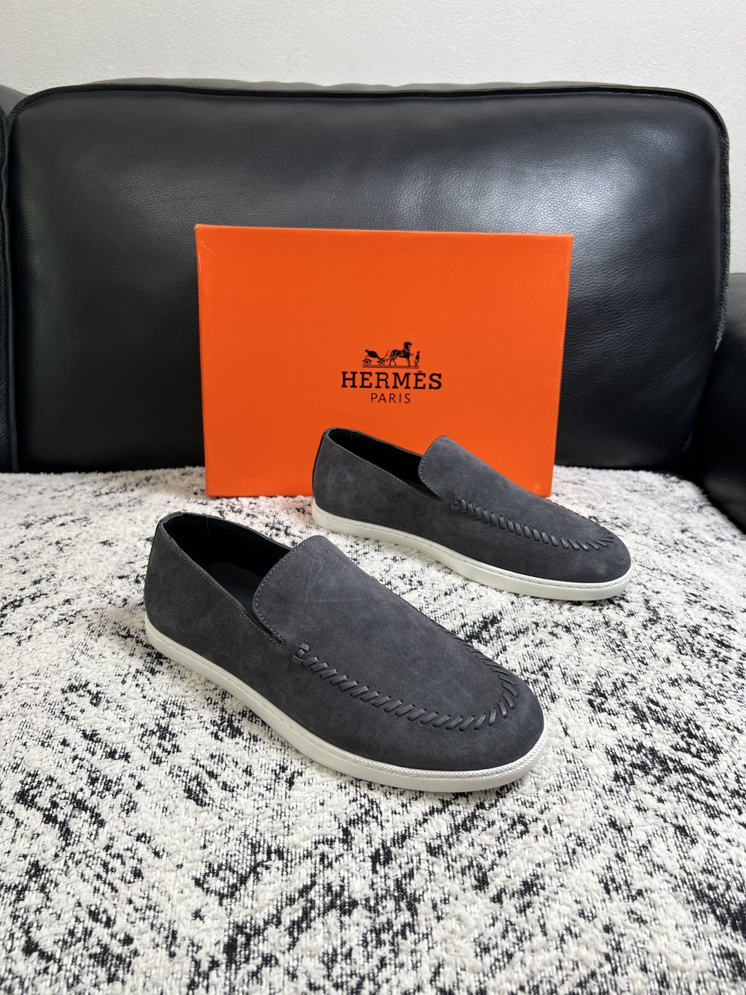 NO:953894,Hermes high-quality top handicrafts Hermès counters sell original factory configuration at the same time, original cowhide fabric imported from Italy, high-quality splicing technology, fully imported water-dyed cowhide lining, original soles specially provided by the factory and super comfortable, original factory order goods code number 39-44 (customized 38 45 46), hermes, hermes, cowhide19860909Hermes 高品质 顶级工艺品 爱马仕 专柜同步发售原厂配置,意大利进口原版牛皮面料,高品质拼接工艺,全进口水染牛皮里垫,鞋底原厂特供原版底超级舒适,原厂跟单货 码数 39-44（ 订做 38 45 46）,,hermes,hermes,cowhide,Men's shoes