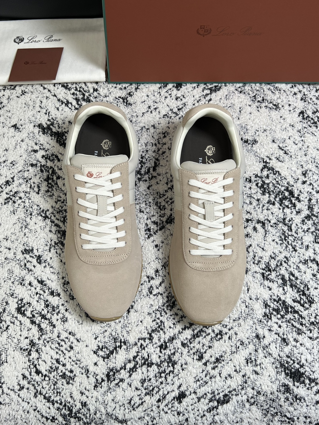 Loro piana  高品质  顶级工艺品  诺悠翩雅  新品专柜同步原厂配置，鞋面意大利进口牛皮面料，高品质拼接工艺