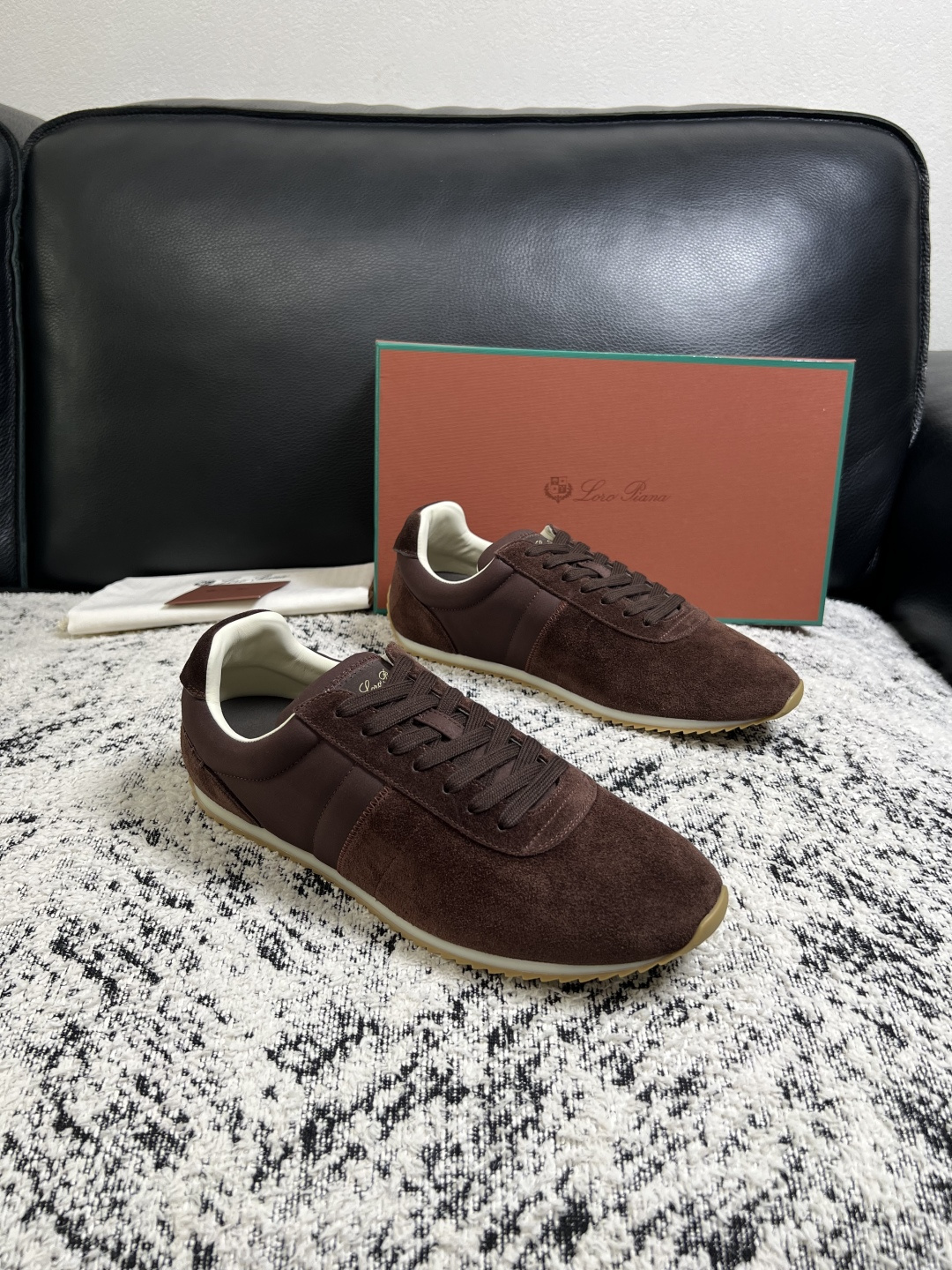 NO:953968,Loro piana is a high-quality top handicraft. The new product counter is equipped with the original factory, the upper is imported cowhide fabric from Italy, high-quality splicing technology, the sole is specially provided by the original factory, the exclusive molded sole is super comfortable, the original factory follows the order, and the number of couples is 35-44 (custom-made 40 for women and 45 for men), loro piana, cowhide19860909Loro piana 高品质 顶级工艺品 诺悠翩雅 新品专柜同步原厂配置,鞋面意大利进口牛皮面料,高品质拼接工艺,鞋底原厂特供原版底,独家活动成型底超级舒适,原厂跟单货,情侣款 码数 35-44（ 订做 女40 男45）,,loro piana,cowhide,Men's shoes
