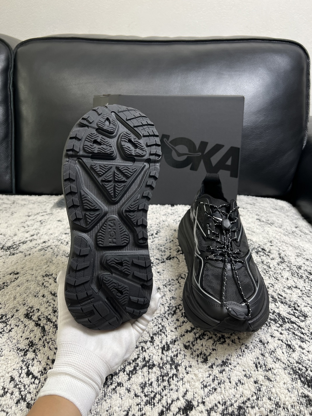 HOKA ONE ONE  高品质  顶级工艺品   新品专柜同步原厂配置，鞋面意大利进口牛皮面料，高品质拼接工艺，鞋底