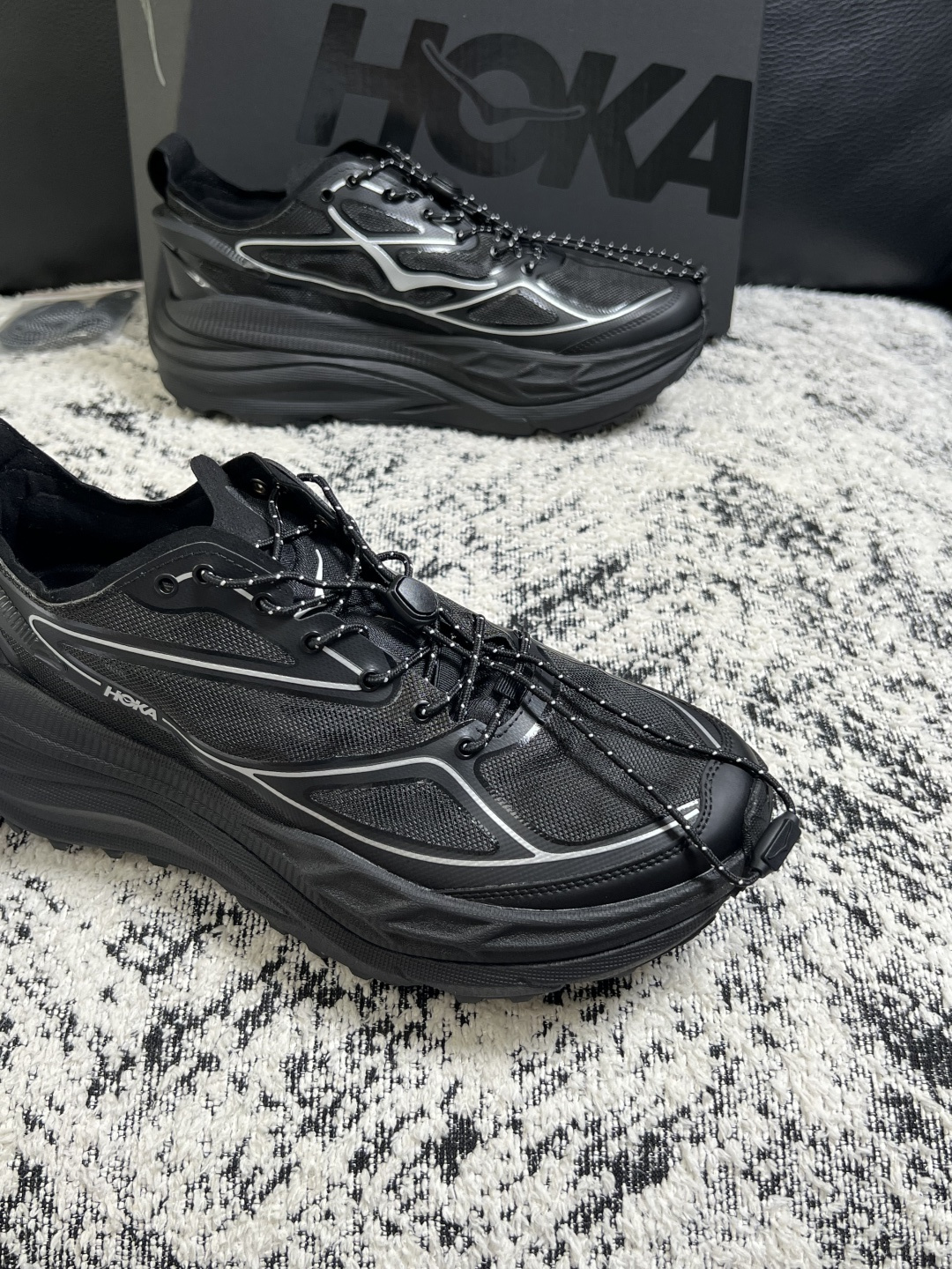 HOKA ONE ONE  高品质  顶级工艺品   新品专柜同步原厂配置，鞋面意大利进口牛皮面料，高品质拼接工艺，鞋底