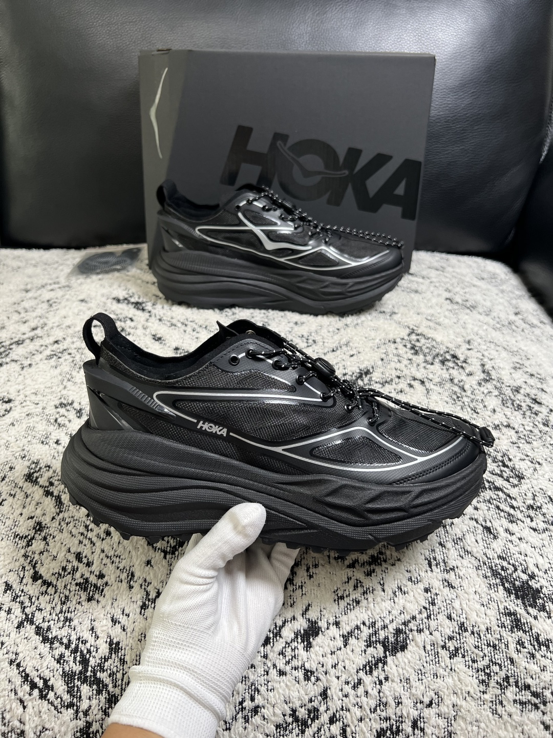 HOKA ONE ONE  高品质  顶级工艺品   新品专柜同步原厂配置，鞋面意大利进口牛皮面料，高品质拼接工艺，鞋底