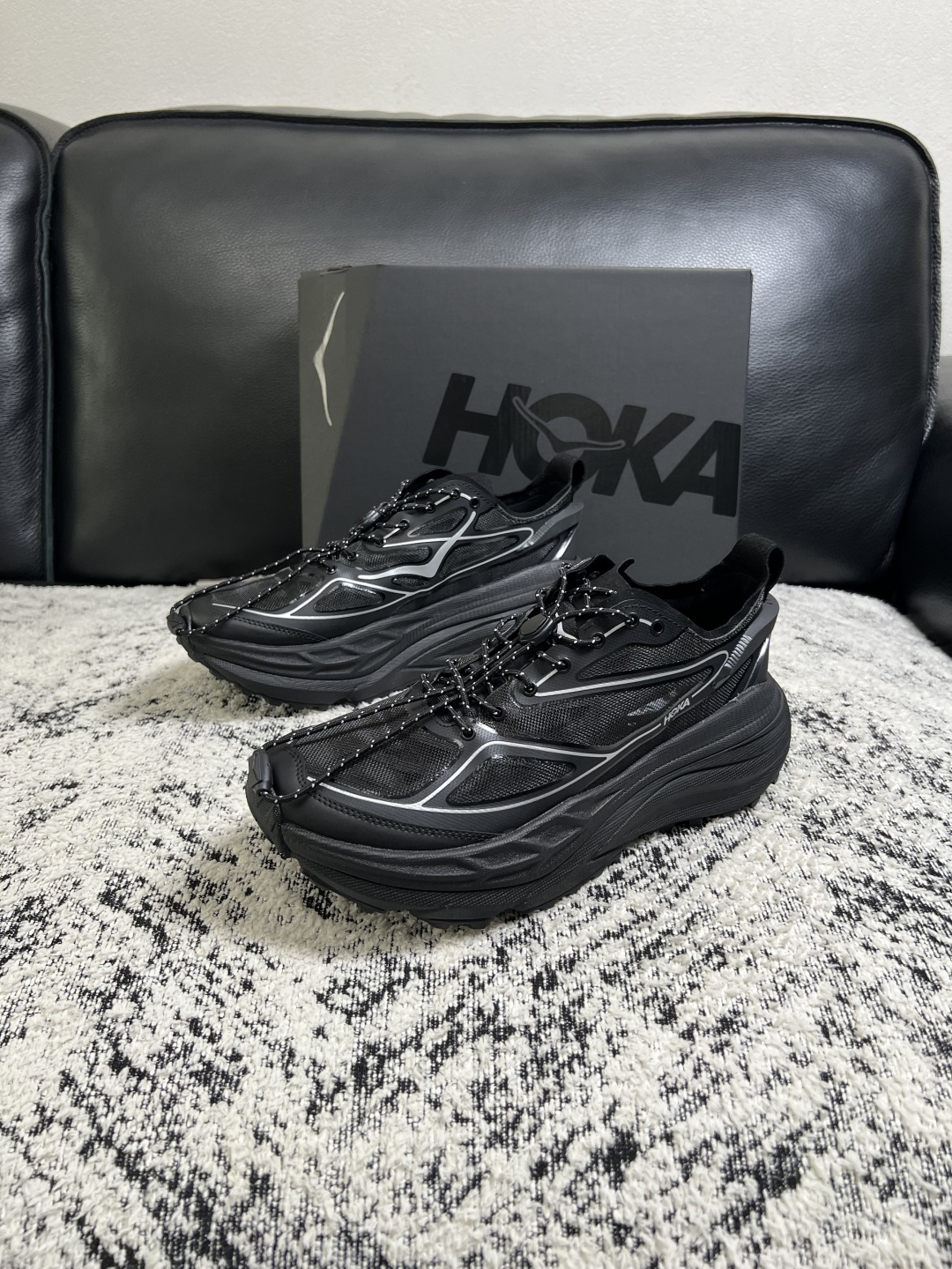 HOKA ONE ONE  高品质  顶级工艺品   新品专柜同步原厂配置，鞋面意大利进口牛皮面料，高品质拼接工艺，鞋底