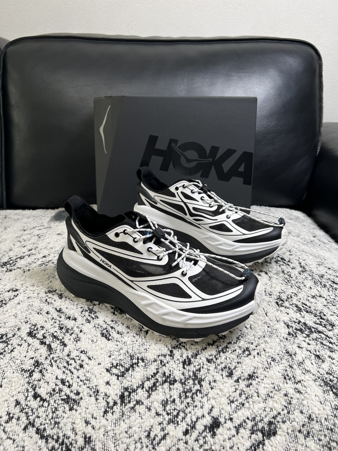 NO:955473,HOKA ONE ONE is a high-quality top handicraft new product counter with original factory configuration, uppers are imported Italian cowhide fabrics, high-quality splicing technology, original soles are specially provided by the original factory, exclusive movable molded soles are super comfortable, original factory follow-up goods, couple models Sizes Female 36 36.5 37 38 38.5 39 Male 40 40.5 41 42 42.5 43 44  44.5 45,,cowhide19860909HOKA ONE ONE 高品质 顶级工艺品新品专柜同步原厂配置,鞋面意大利进口牛皮面料,高品质拼接工艺,鞋底原厂特供原版底,独家活动成型底超级舒适,原厂跟单货,情侣款 码数 女 36 36.5 37 38 38.5 39 男 40 40.5 41 42 42.5 43 44 44.5 45,,cowhide,Men's shoes