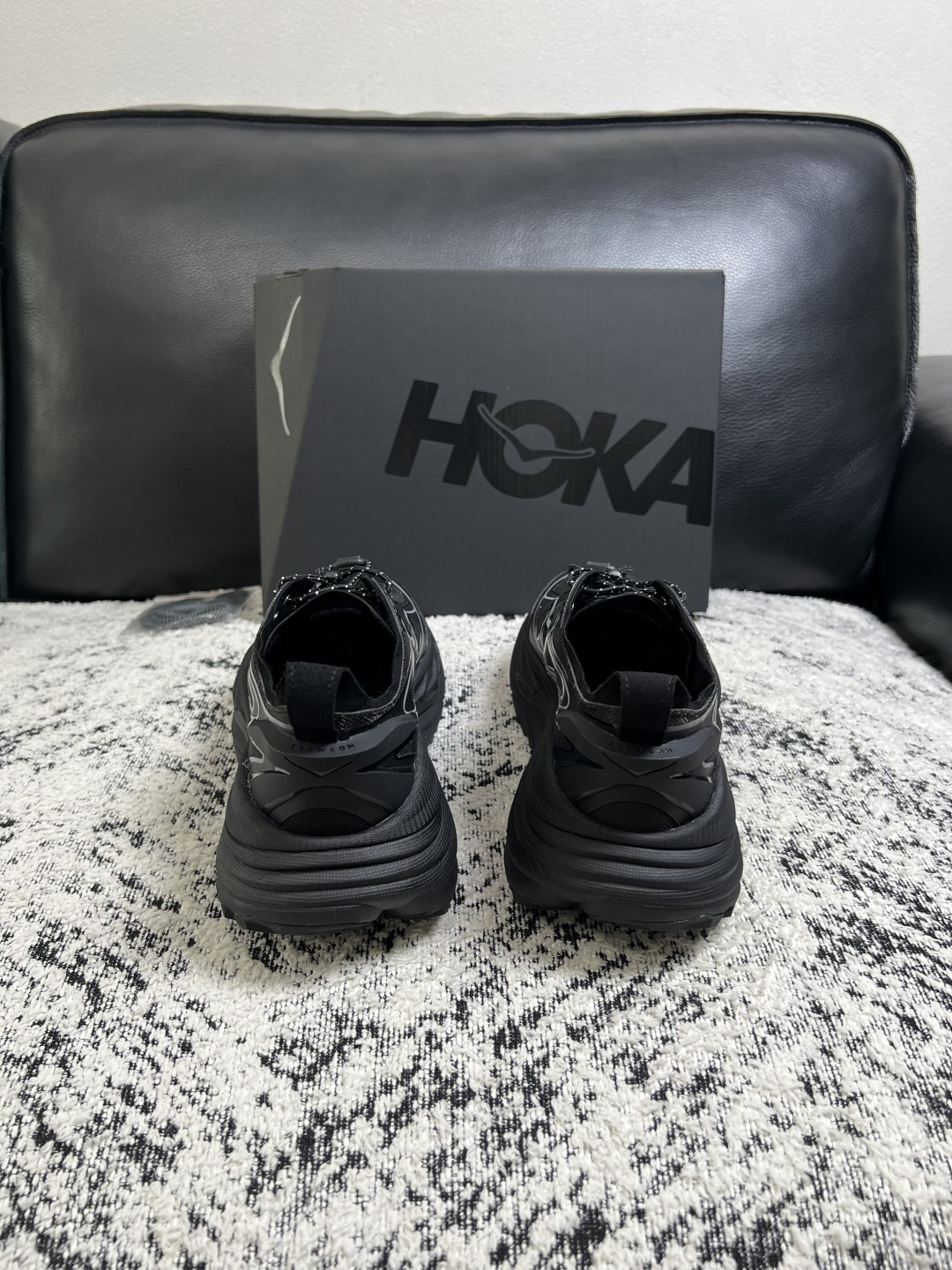 HOKA ONE ONE  高品质  顶级工艺品   新品专柜同步原厂配置，鞋面意大利进口牛皮面料，高品质拼接工艺，鞋底