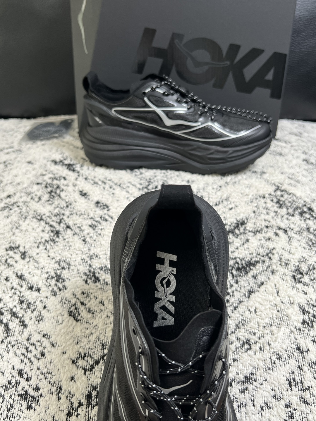 HOKA ONE ONE  高品质  顶级工艺品   新品专柜同步原厂配置，鞋面意大利进口牛皮面料，高品质拼接工艺，鞋底