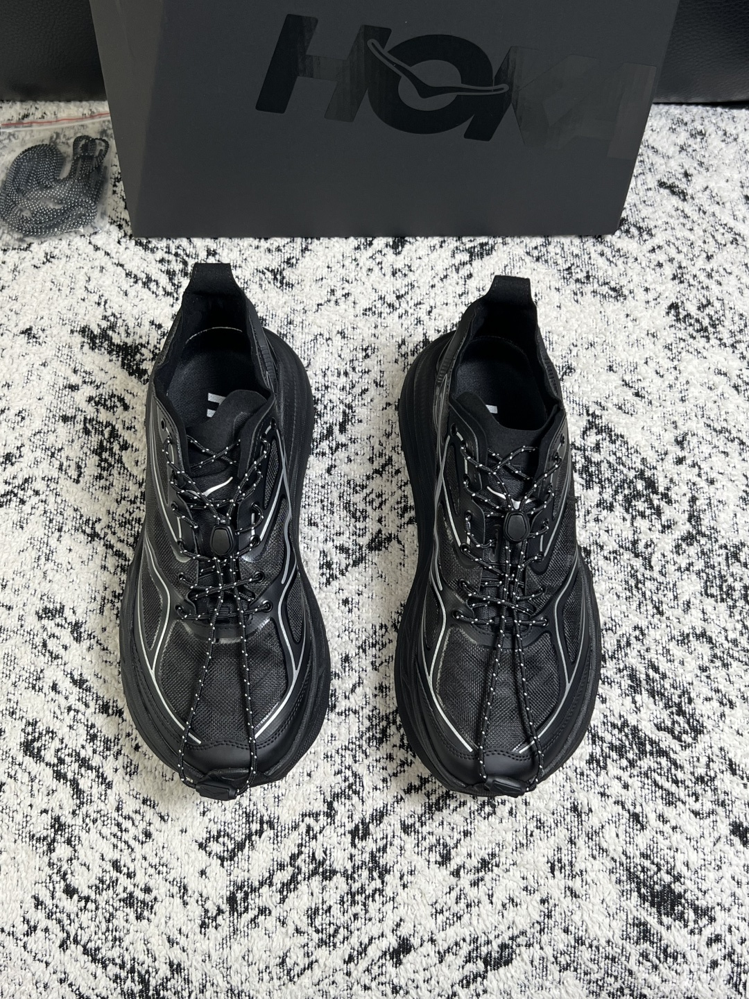 HOKA ONE ONE  高品质  顶级工艺品   新品专柜同步原厂配置，鞋面意大利进口牛皮面料，高品质拼接工艺，鞋底