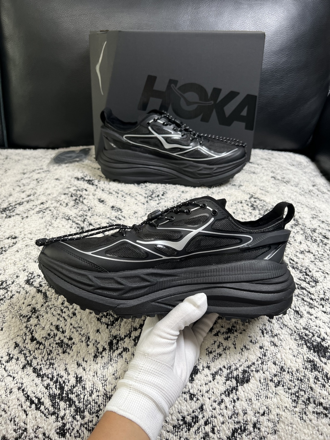 HOKA ONE ONE  高品质  顶级工艺品   新品专柜同步原厂配置，鞋面意大利进口牛皮面料，高品质拼接工艺，鞋底