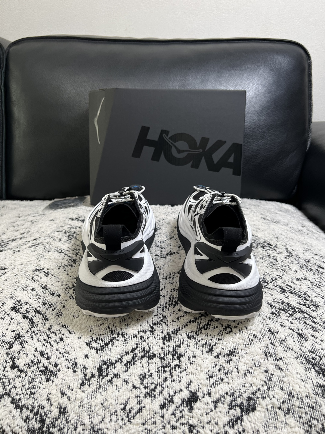 HOKA ONE ONE 高品质 顶级工艺品 新品专柜同步原厂配置,鞋面意大利进口牛皮面料,高品质拼接工艺,鞋底 HOKA ONE ONE 高品质 顶级工艺品 新品专柜同步原厂配置,鞋面意大利进口牛皮面料,高品质拼接工艺,鞋底