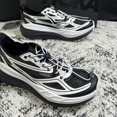 HOKA ONE ONE 高品质 顶级工艺品 新品专柜同步原厂配置,鞋面意大利进口牛皮面料,高品质拼接工艺,鞋底 HOKA ONE ONE 高品质 顶级工艺品 新品专柜同步原厂配置,鞋面意大利进口牛皮面料,高品质拼接工艺,鞋底